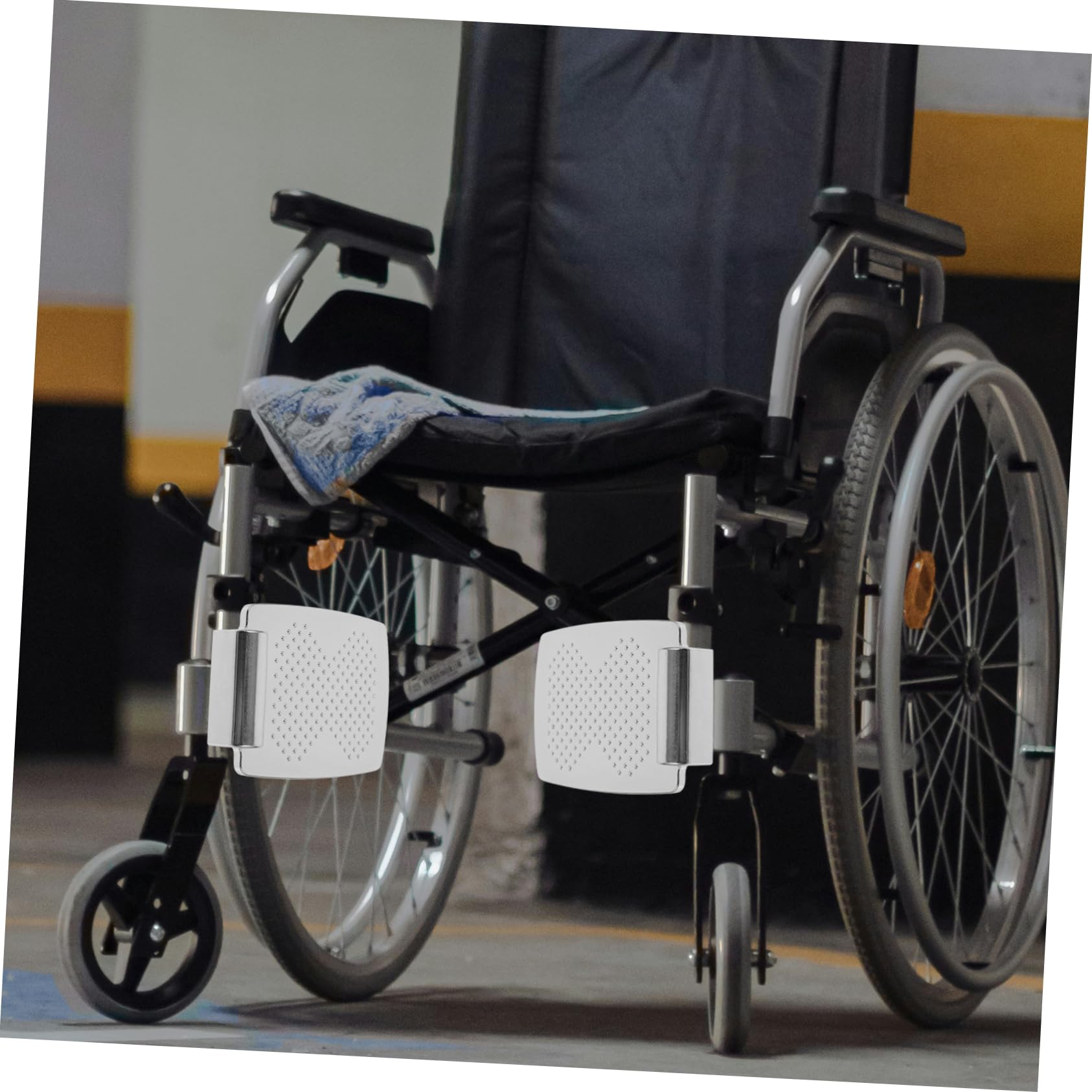 Reposapiés 2 Piezas Silla de Ruedas para Aleación de Aluminio Plata Elevadores Aplicables Seguros y Resistentes para Personas Mayores y Discapacitados