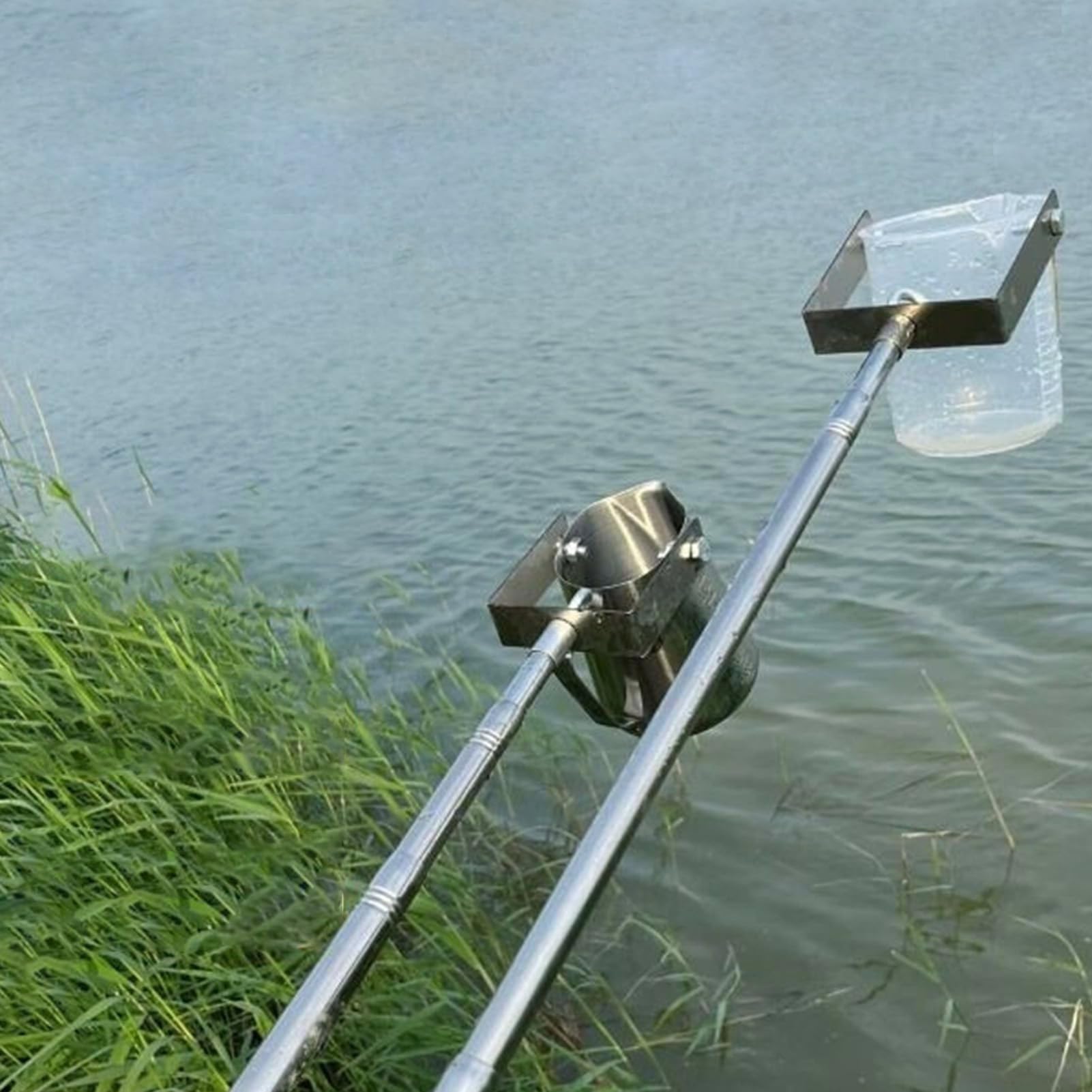 Campionatore telescopico dell'acqua con asta in acciaio inossidabile e bicchiere per raccolta efficiente dei campioni di qualità dell'acqua