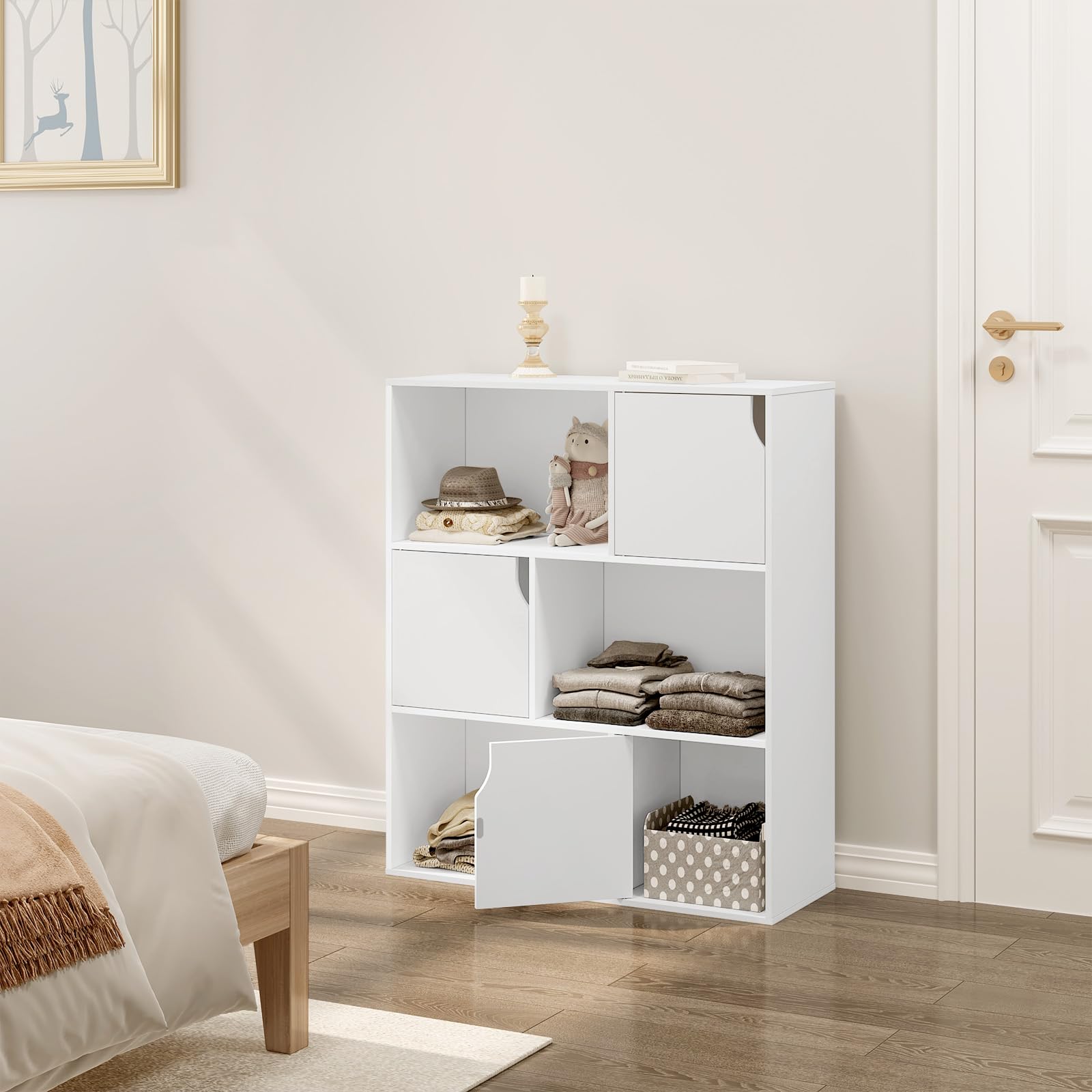 eSituro Libreria Autoportante a 6 Scomparti, Porta Libri con Ante, Scaffale a 3 Ripiani Portaoggetti, Divisorio per Ambienti, Ufficio, Studio, Soggiorno, in Legno, 80x30x96cm, Bianco, SBKC0050