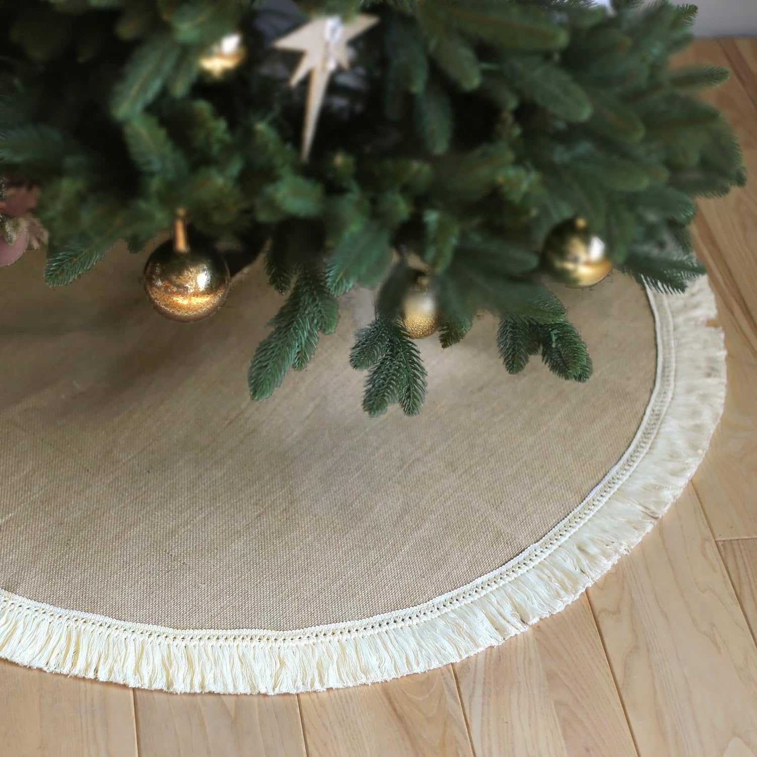 Jupe de sapin de Noël en toile de jute ORTIGIA pour un salon chaleureux aux fêtes