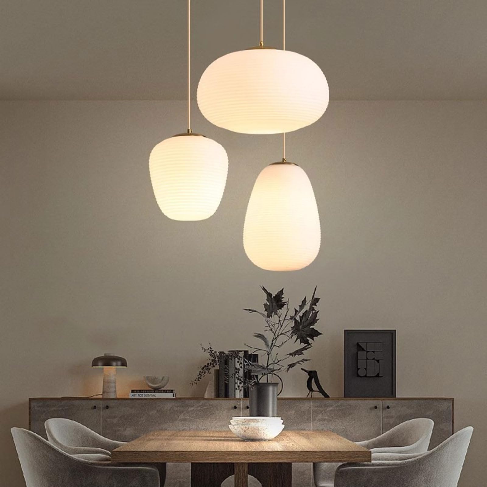 Lampada a sospensione E26 a testa singola con luce calda, paralume sferico in vetro color crema, lampada moderna per camera da letto, balcone, adatta per caffè e isole cucina.