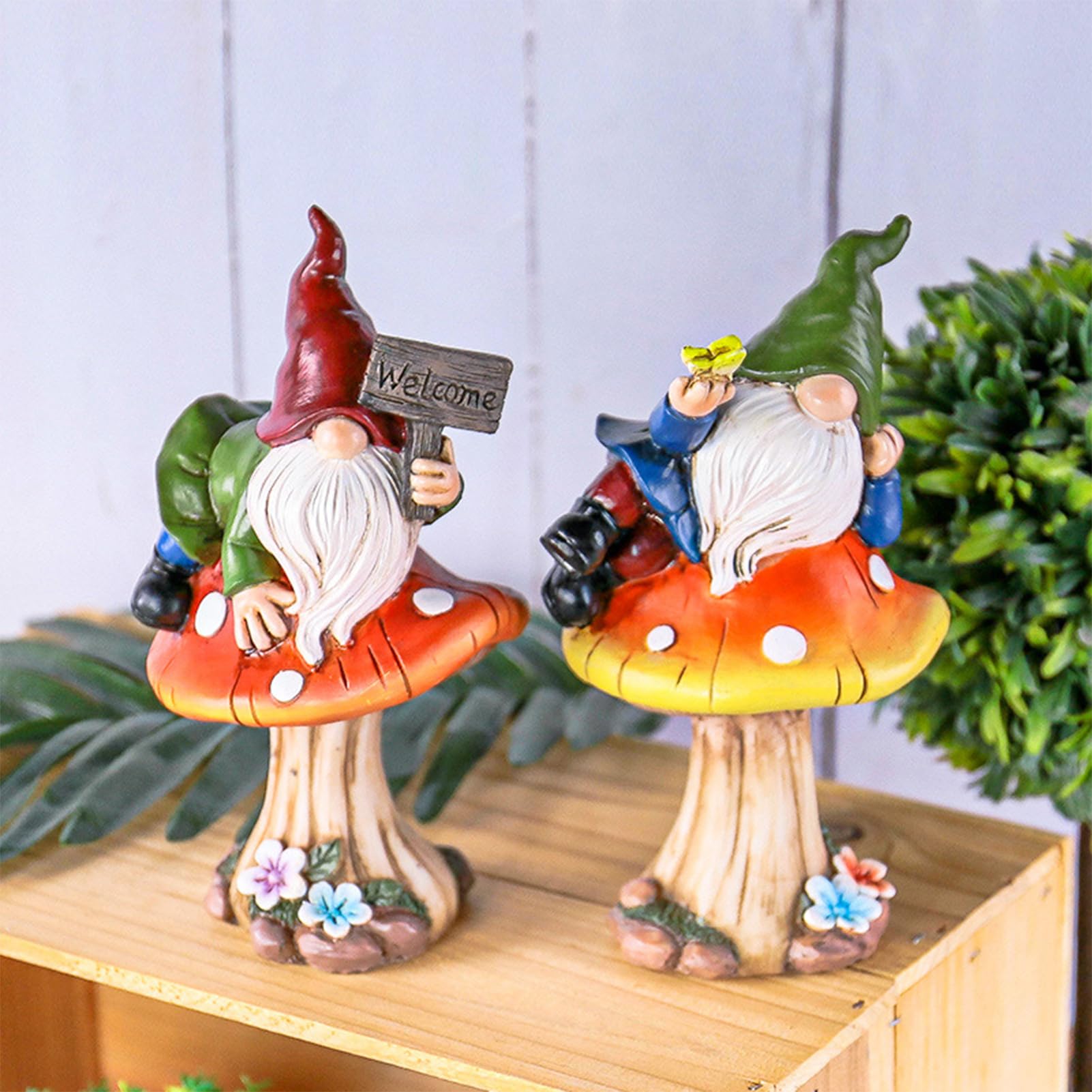 Figura decorativa de gnomo de jardín sobre hongo de resina sintética – Lindo cartel de bienvenida para casa y jardín, 10.5 * 8 * 17.5 cm – Decoración perfecta para amantes de los gnomos (hongo