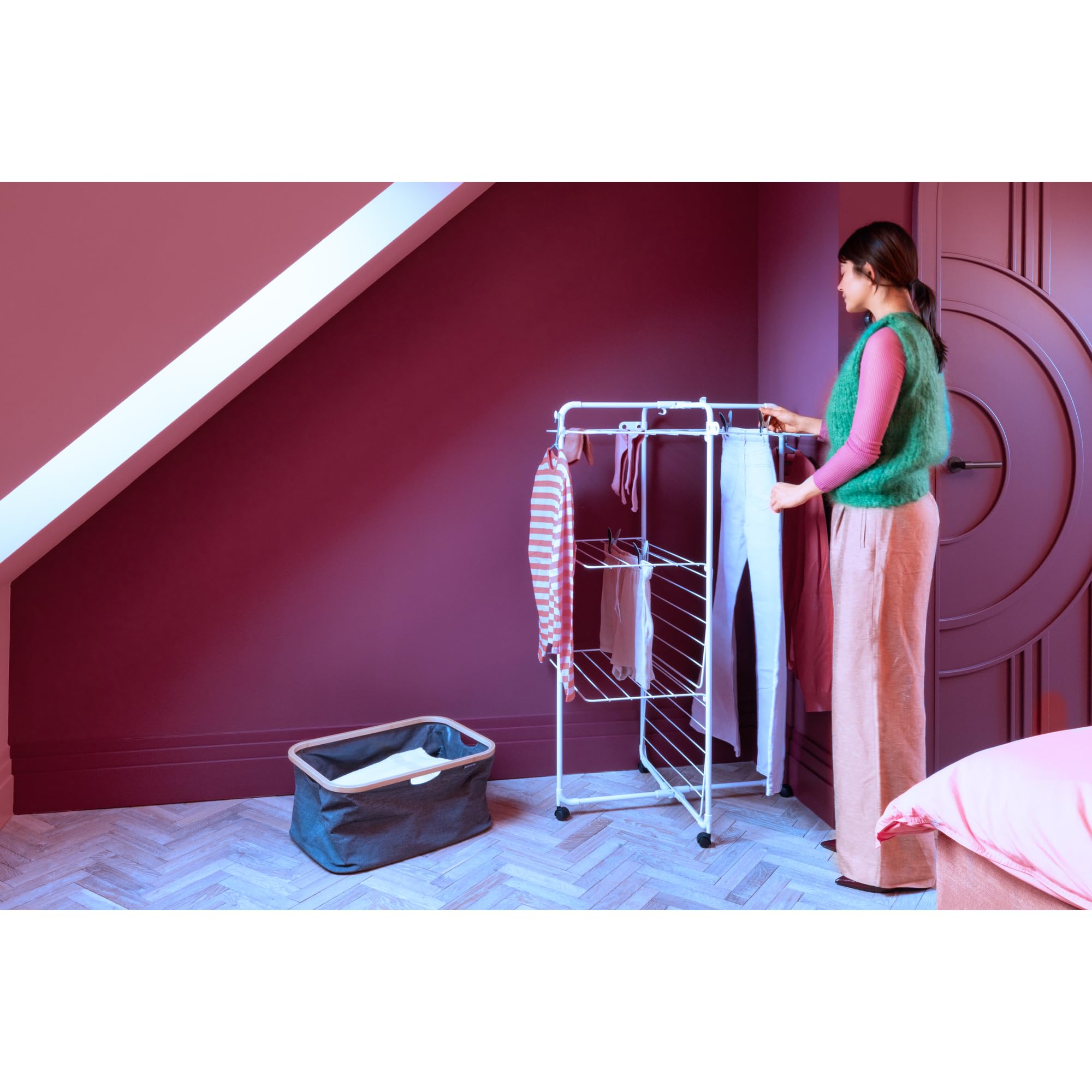 Brabantia HangOn Tendedero en Torre 23 M (Blanco), tendedero Vertical Que Ahorra Espacio, tenderete de Ropa Plegable con 3 Niveles de Secado, Ruedas y Ganchos