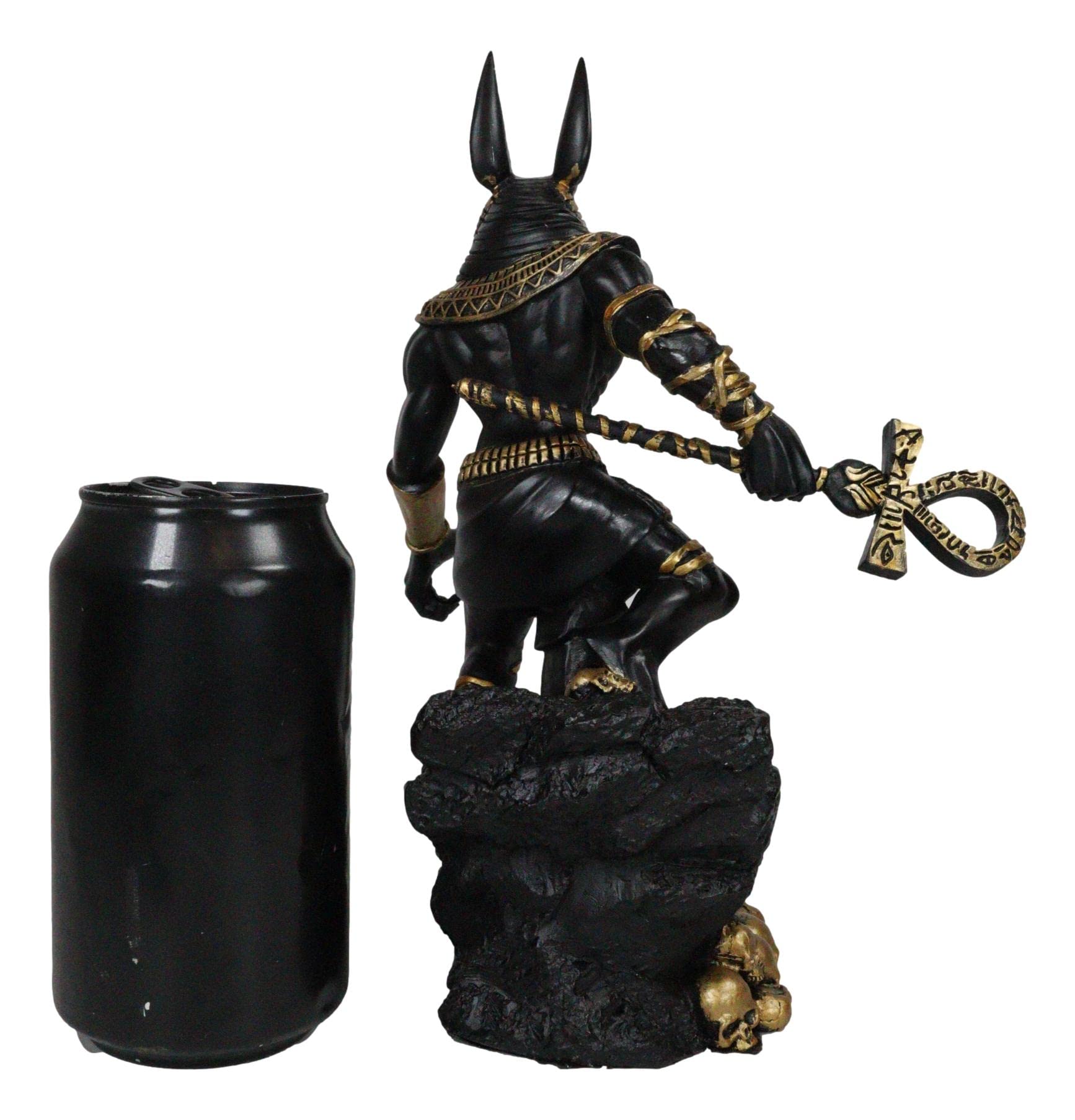 Ebros - Figurine de dieu Jackal Anubis avec bâton d'Ankh debout sur des crânes rocheux - Dieux de la divinité des morts - Sculpture de la Mummification et de l'après-vie