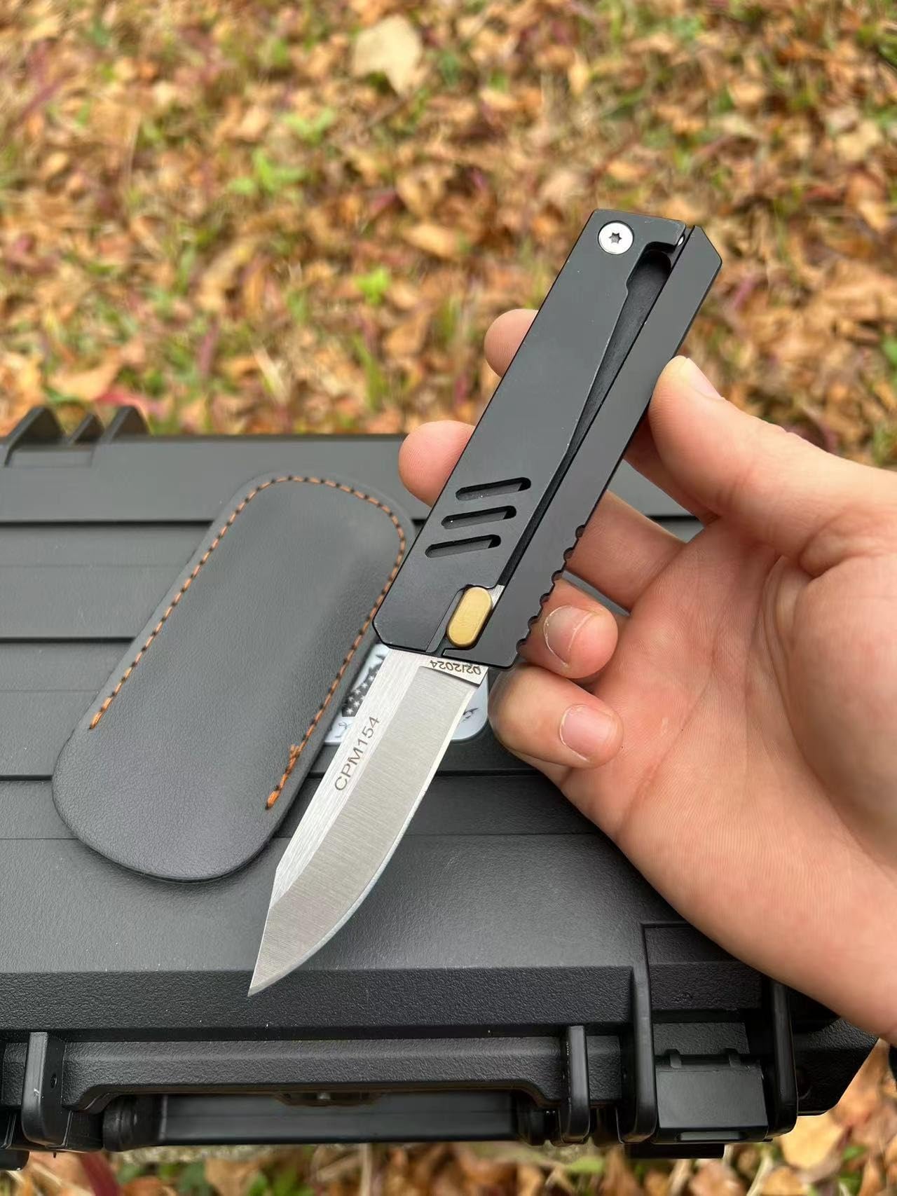 Navaja de Gravedad cuchillos de gravedad CPM154, Funda de Cuero Incluida y Diseño Compacto (negro)