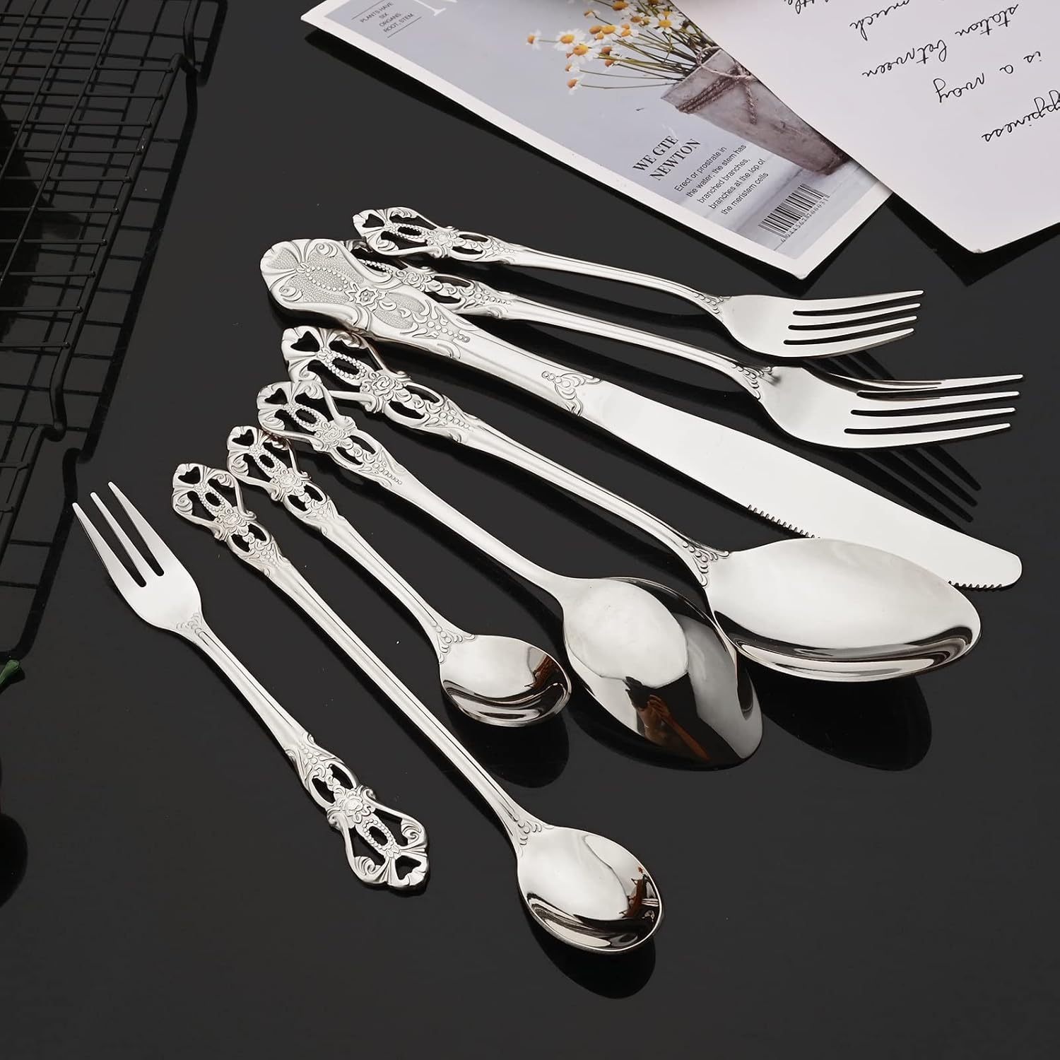 JASHII 32-piece Silver Vintage 304 Stainless Steel Flatware Silverware Set Service for 4 Royal Shiny Knives Forks Spoons Set Complete Set for Home Kitchen Wedding Bar Restaurant.