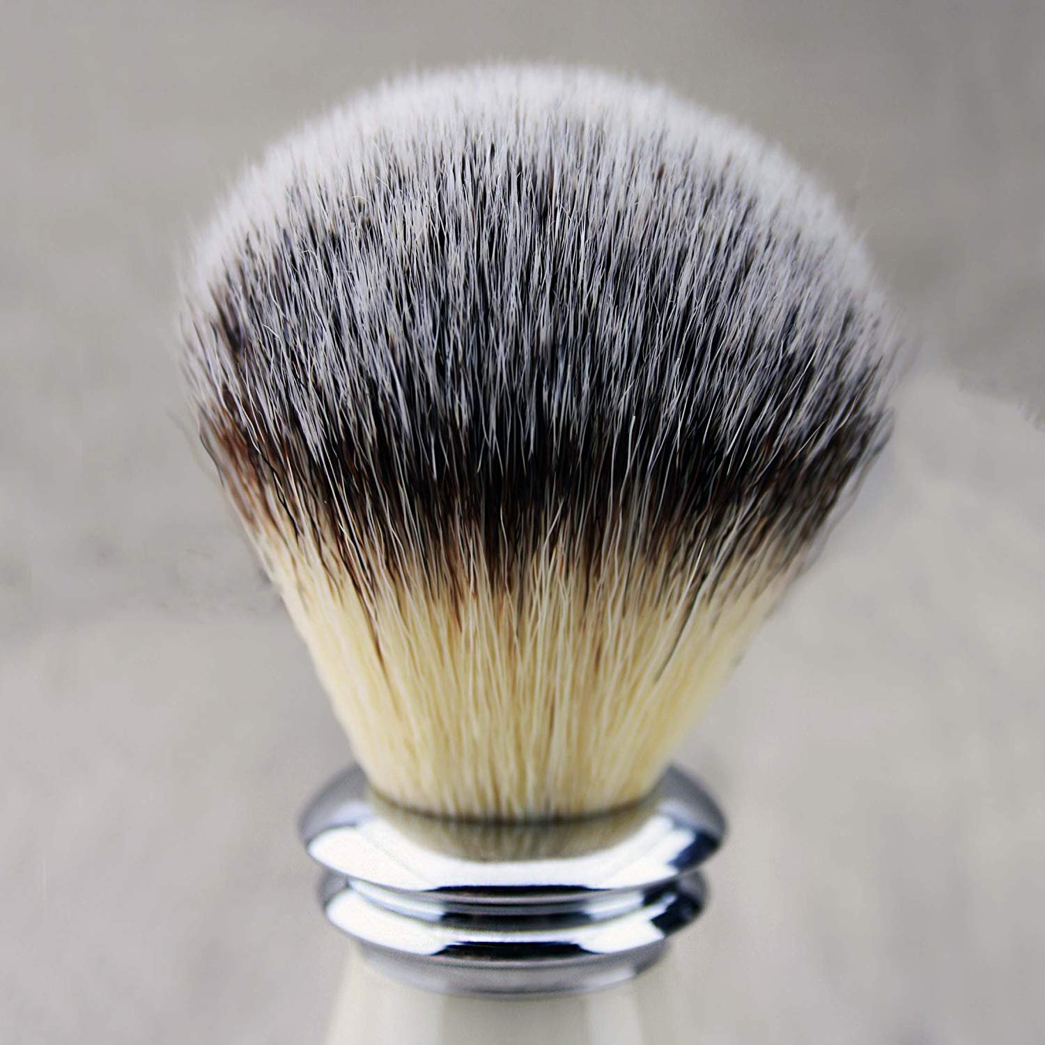 Haryali London, set da barba da uomo 3 pezzi: rasoio a doppia lama, pennello da barba sintetico con punta argentata e supporto, elegante kit da barba da uomo per la tradizionale rasatura a umido.