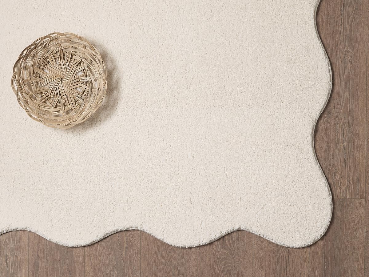 the carpet Lina Shape Scallop Teppich, Kunstfell, Flauschiger Teppich, Anti-Rutsch Unterseite, Waschbar, Super Soft, Beige, 140 x 200 cm