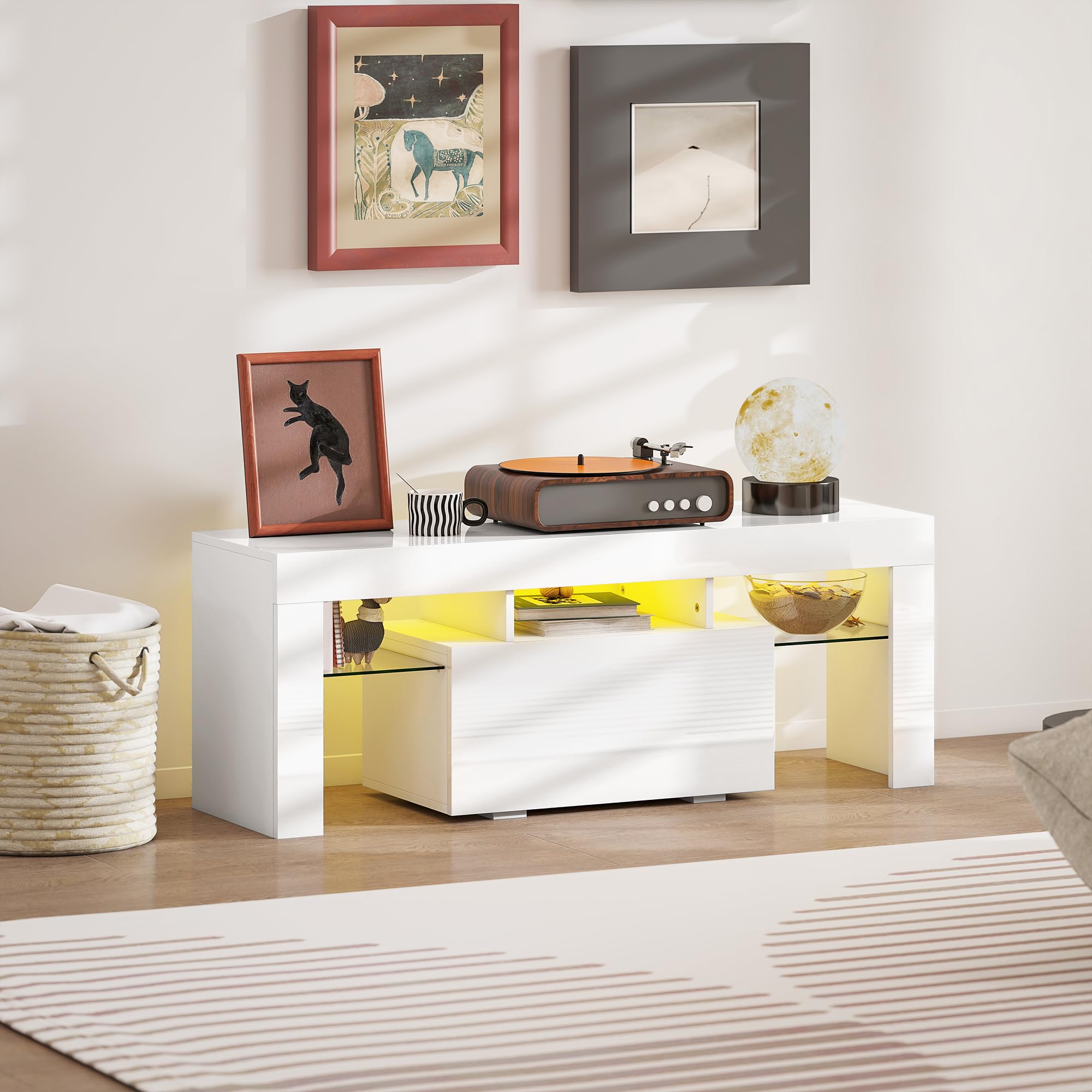 HOMCOM Mueble TV 120 cm con iluminación LED RGB, alto brillo, mueble de TV para hasta 43-50 pulgadas, estantes de cristal templado y armario abatible, banco de TV para sala de estar, dormitorio