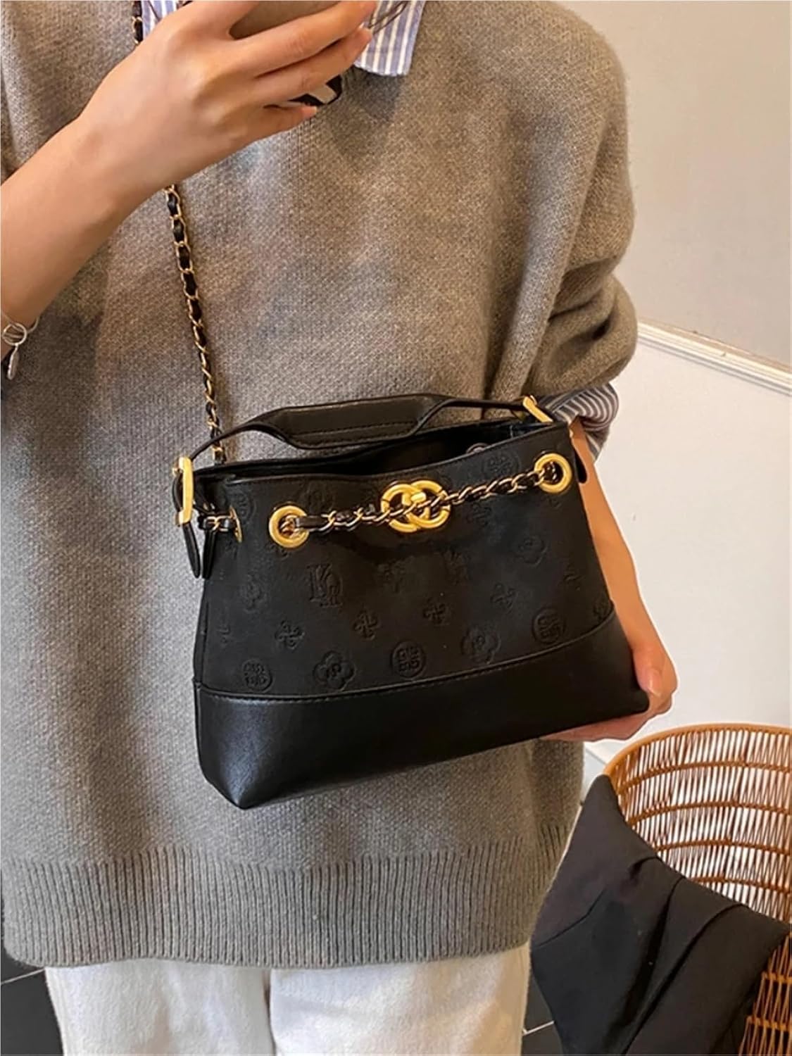 JAMIE🖤 ベティ・カトルー愛用のシルクの巾着にインスパイアされたJAMIEシリーズからコンパクトなクロスボディが登場🖤 @ysl  #サンローラン #JAMIE ph @ballpark.inc h&m @moriyukio_roi [SNKMYLR] カジュアル ラージ キャパシ バッグ シングル オールダー クロスボディ ファッション トレンド チェーン リン