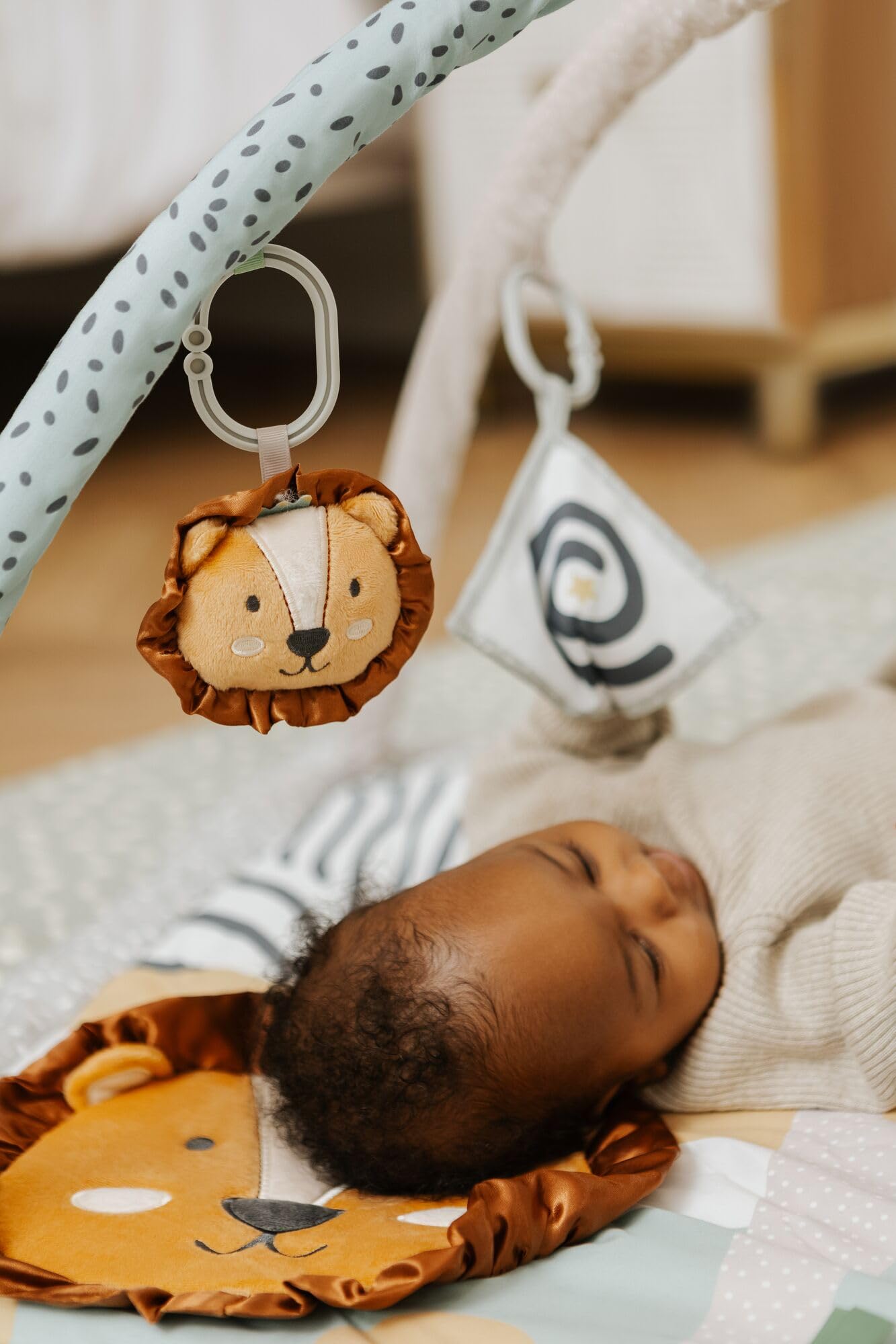 Nuby Animal Adventures Mata do zabawy dla niemowląt – siłownia z zabawkami sensorycznymi i wyściełaną podstawą na brzuch, jeden rozmiar