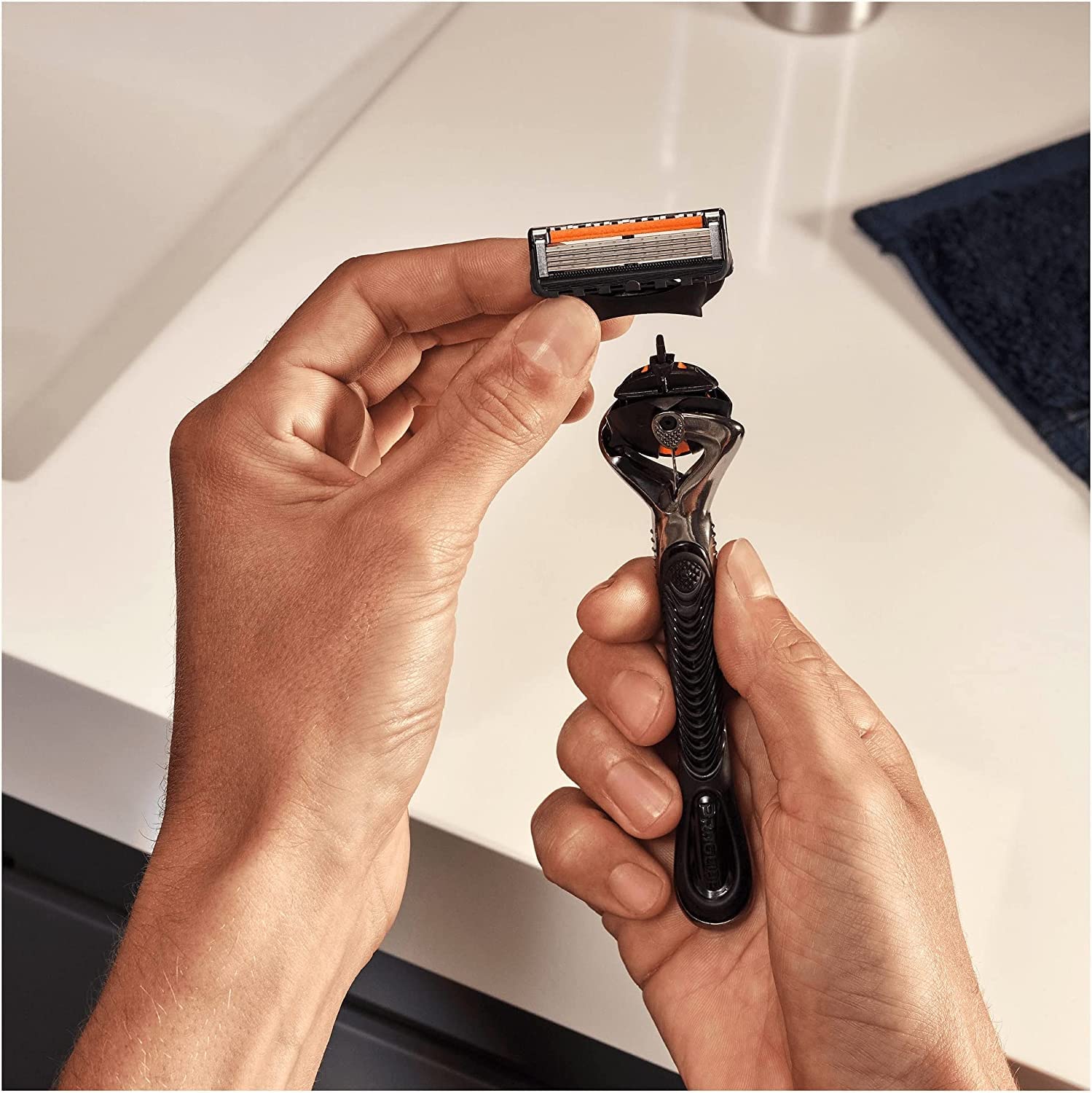 Gillette Fusion 5 ProGlide, LAMETTE DA BARBA, 12 RICAMBI (da 5 Lame), Delicatezza Elevata con TECNOLOGIA FLEXBALL, Fino a 1 MESE di RASATURA con 1 Lametta, con PENNA INCLUSA, IDEA REGALO UOMO