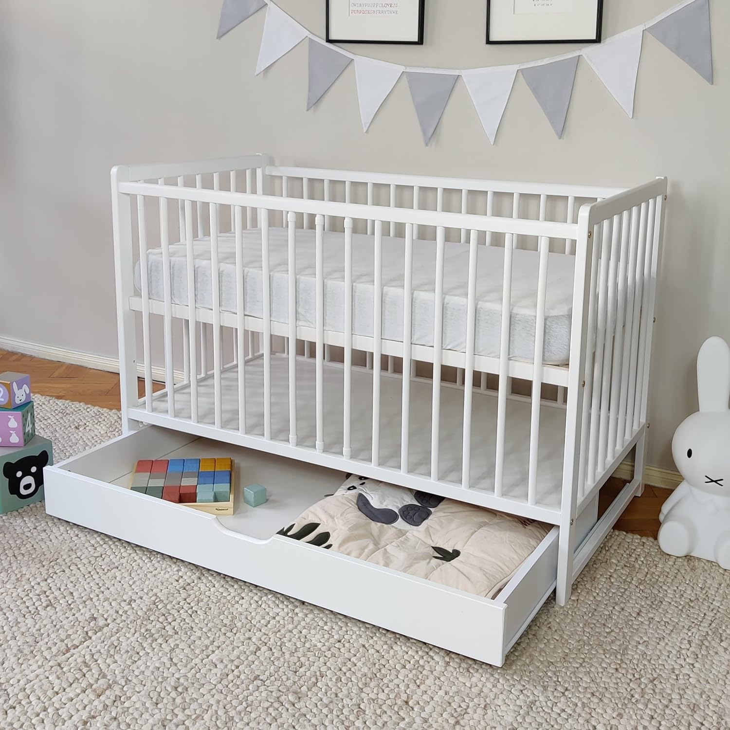 Kids Collective Lit bébé évolutif 60x120 cm - Lit à barreaux Complet avec lit d'appoint évolutif, sommier à Lattes réglable en Hauteur avec barreaux Amovibles, avec tiroir | Pin Massif | Blanc