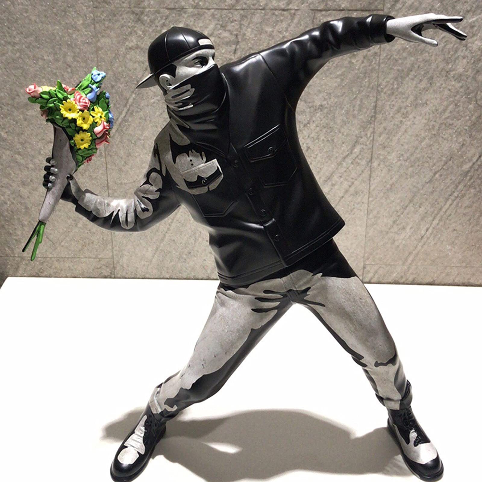LGYKUMEG Modern Kunst Banksy Statue Harz skulptur Flower Bomber Figur England Street Kunst Skulpturen & Statuen SammelKunst Benutzt für Heimbüro Wohnzimmer Dekorationen Geschenk,Black and Gray