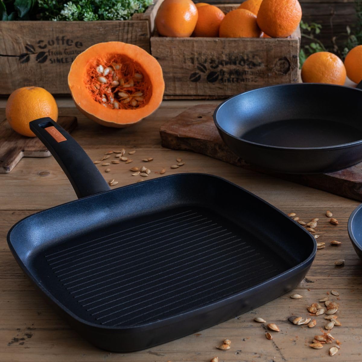 Monix Fuego | Grill 28 cm con rayas, aluminio forjado, antiadherente bicapa, sin PFOA, mango baquelita, apta para todo tipo de cocinas incluida inducción