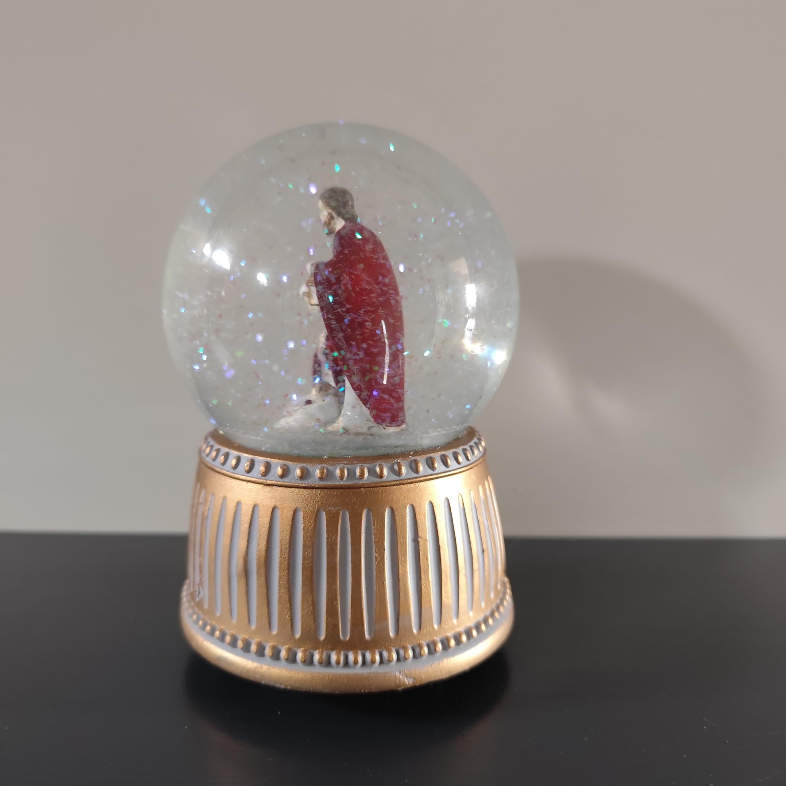 Heaven Sends Boule à neige dorée avec musique - Crèche de Noël - Décoration de Noël avec dôme d'eau pailleté et mélodie traditionnelle