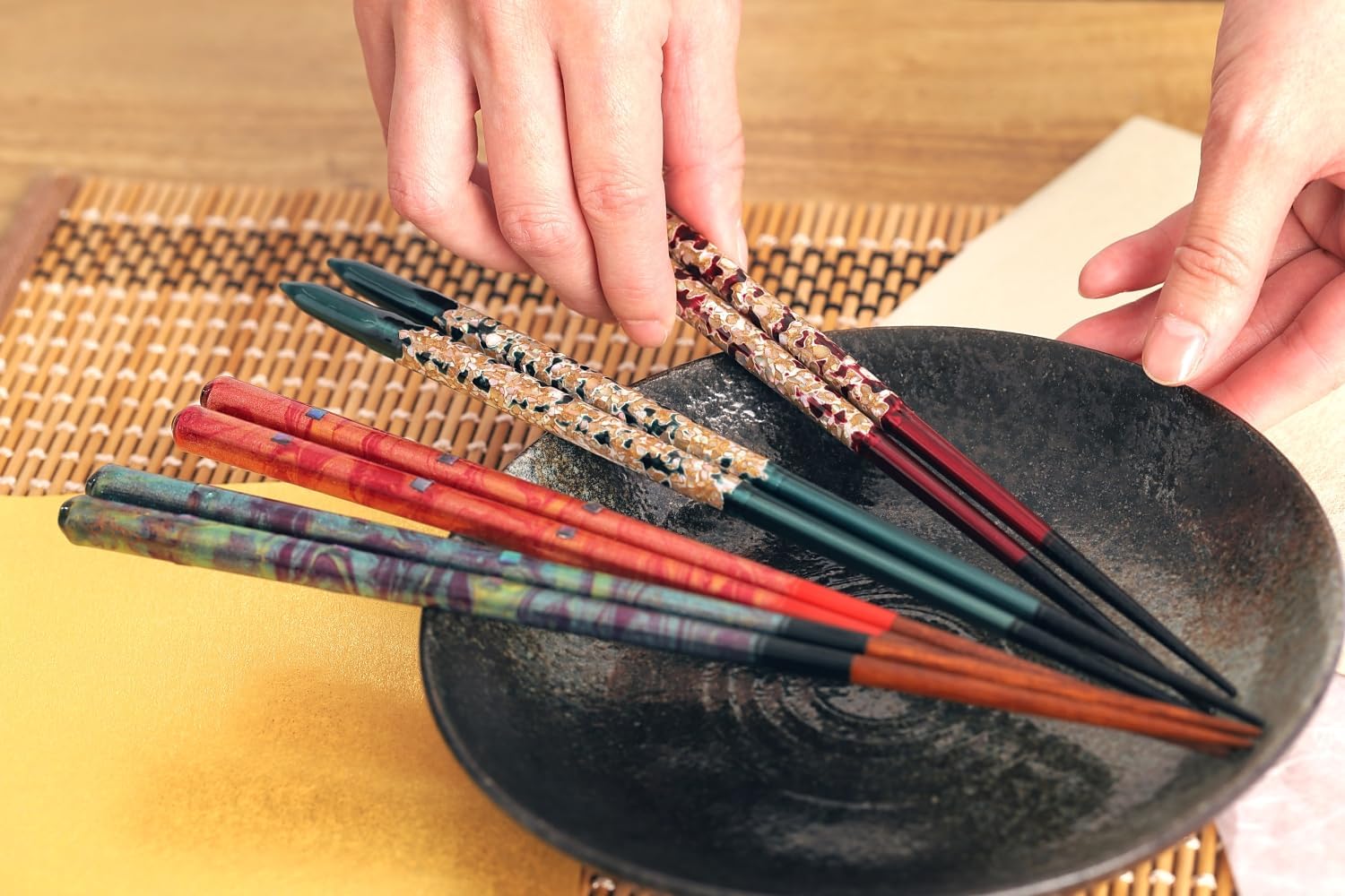 Premium Japanese Chopsticks Reusable 2prs Set [Made in Japan] Featuring Mother of Pearl Inlay and Traditional Lacquered Wooden Chopsticks B (Deep Sea Pearl 2prs(MK050))