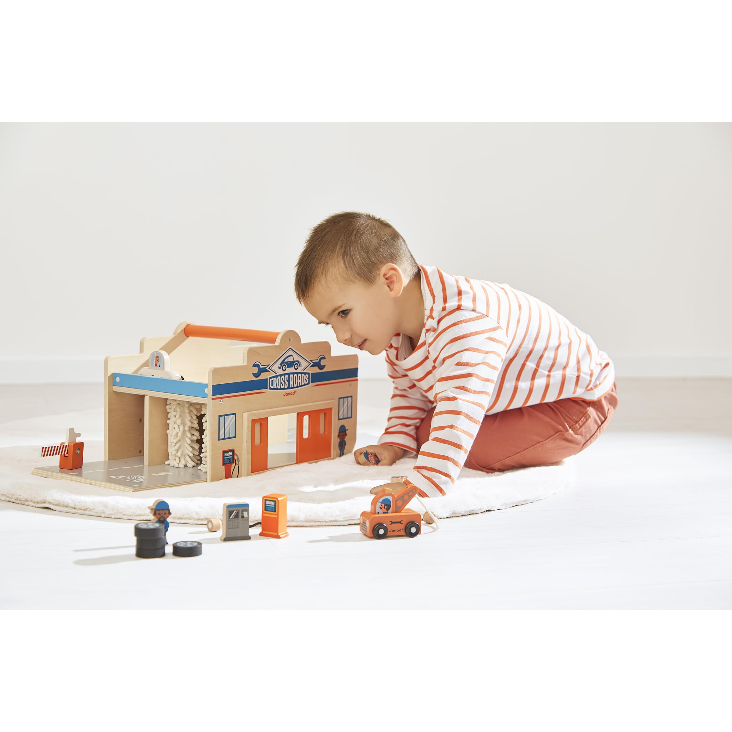Janod - Mon Premier Garage Voitures en Bois Enfant 2 Ans et Plus - 2 Niveaux, Atelier Mécanique + Lavage Auto - 15 Accessoires Inclus - Dès 2 Ans