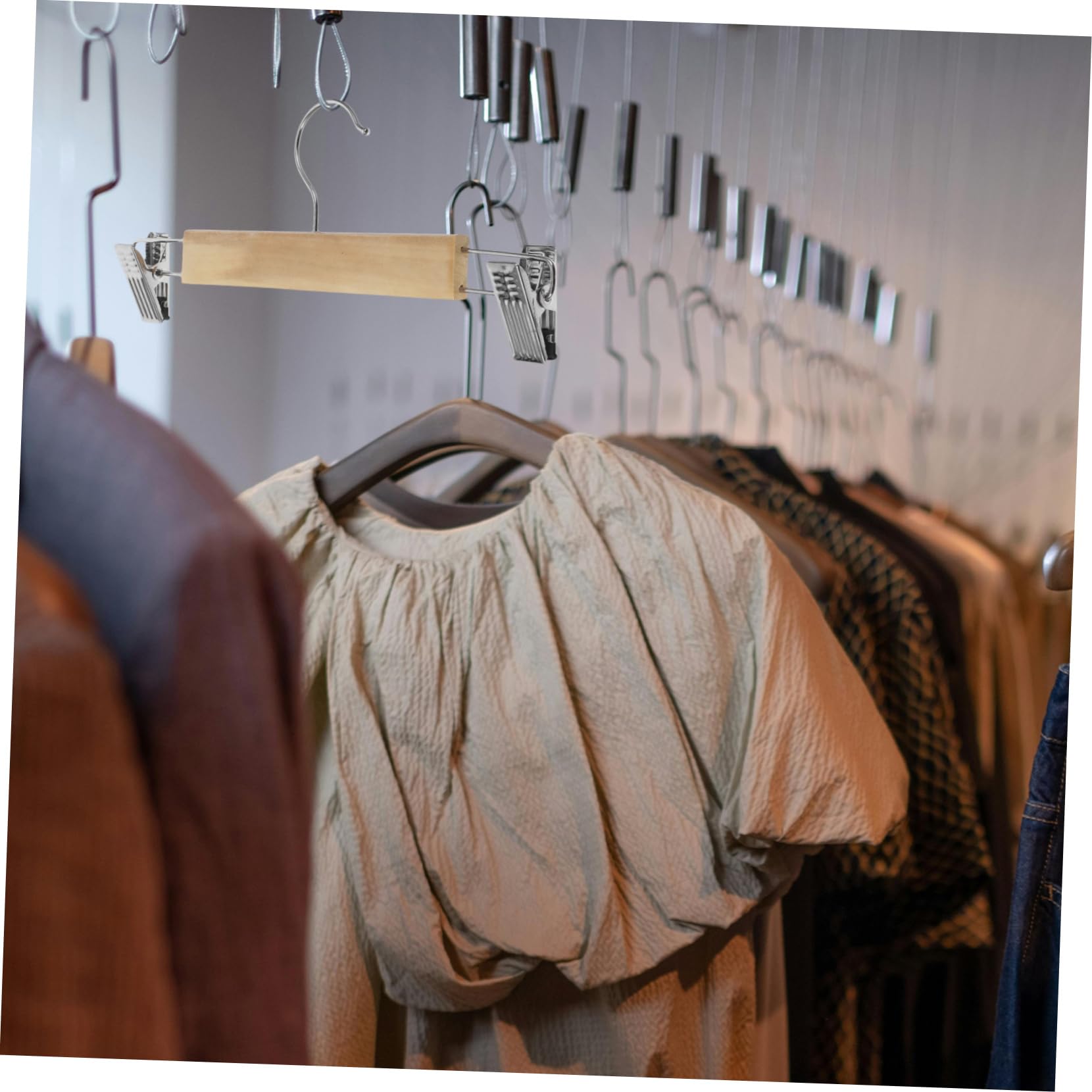 GLEAVI 10 Grucce per Pantaloni e Gonne in Legno con Clip, Acciaio Inossidabile, Resistenti All'usura, Salvaspazio per Armadio