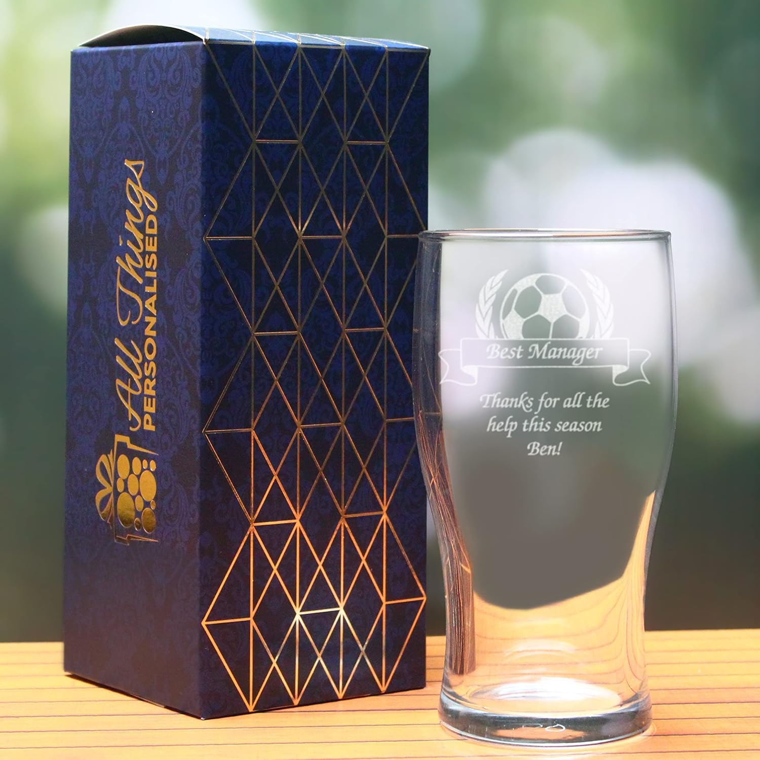 All Things Personalised Bicchiere Birra Pinta Personalizzato 0,5L - Bicchiere Inciso con Nome Squadra e Messaggio, Design Calcio e Coppa - Regalo Tifosi Calcio, Tornei, Compleanno - Confezione Regalo