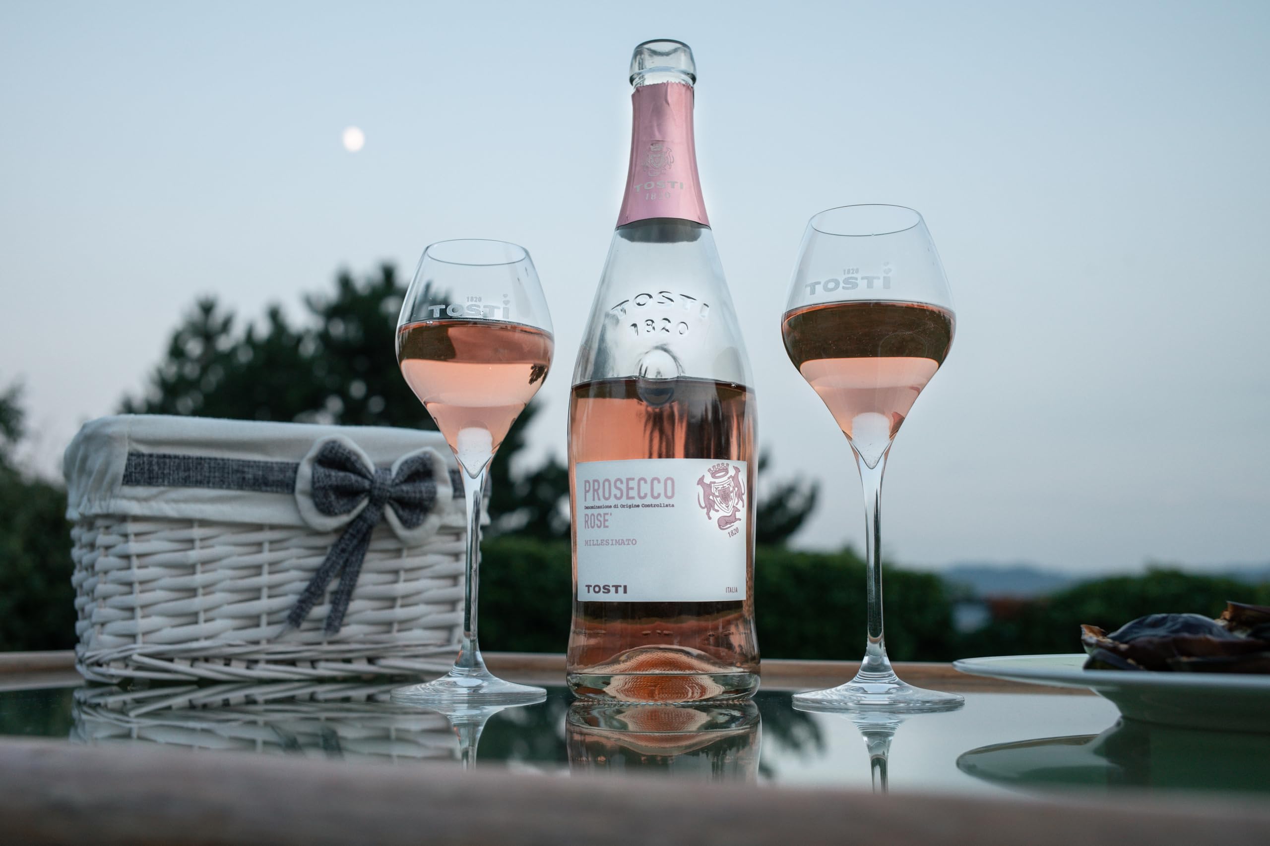 Tosti Prosecco Rosé DOC Millesimato. Spumante dry - Confezione con 6 bottiglie da 750 millilitri. 85% Uve Glera, 15% Pinot nero. Alcool 11% Vol. Bollicine italiane fresche e aromartiche