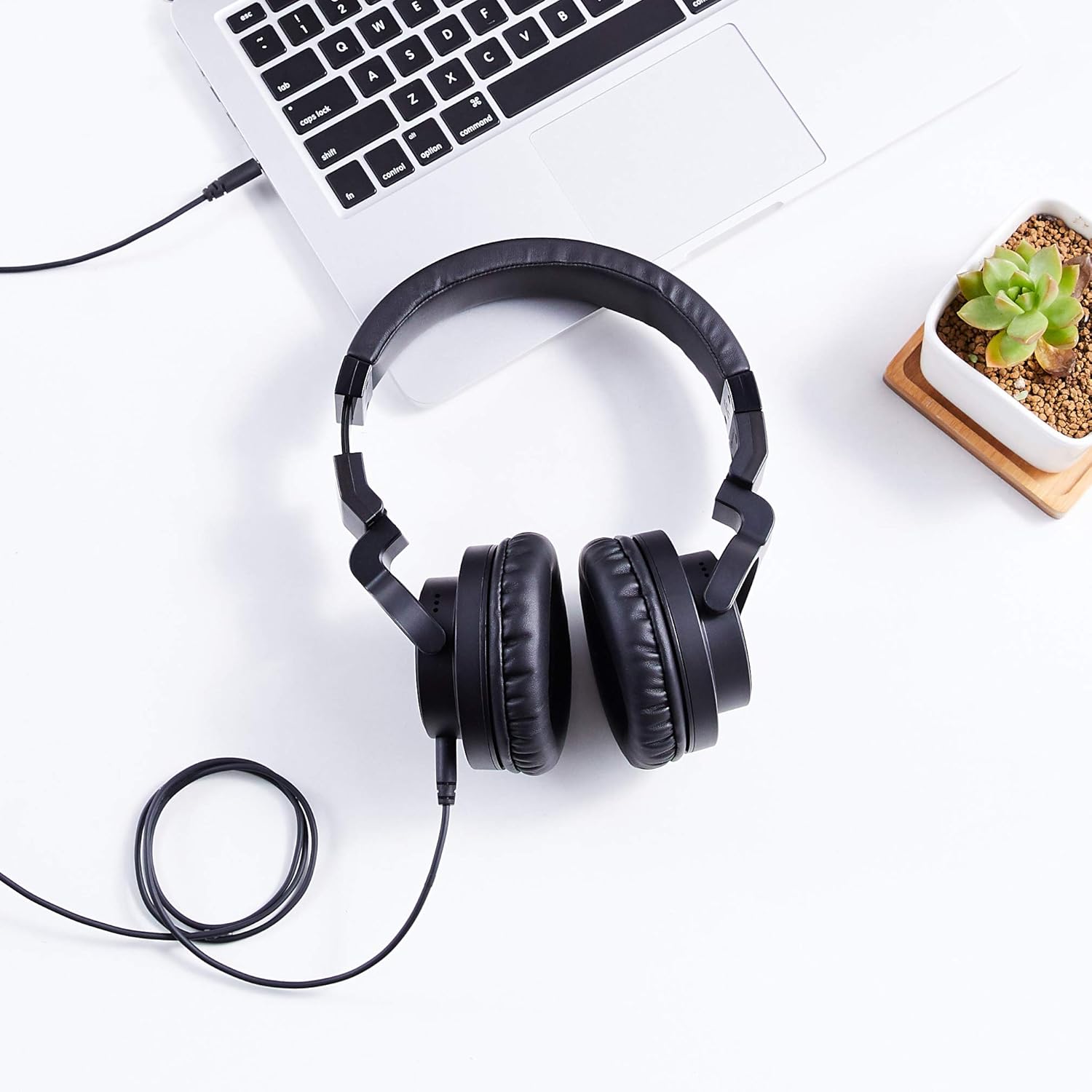 Detachable coiled audio cable for the Amazon Basics headphones.