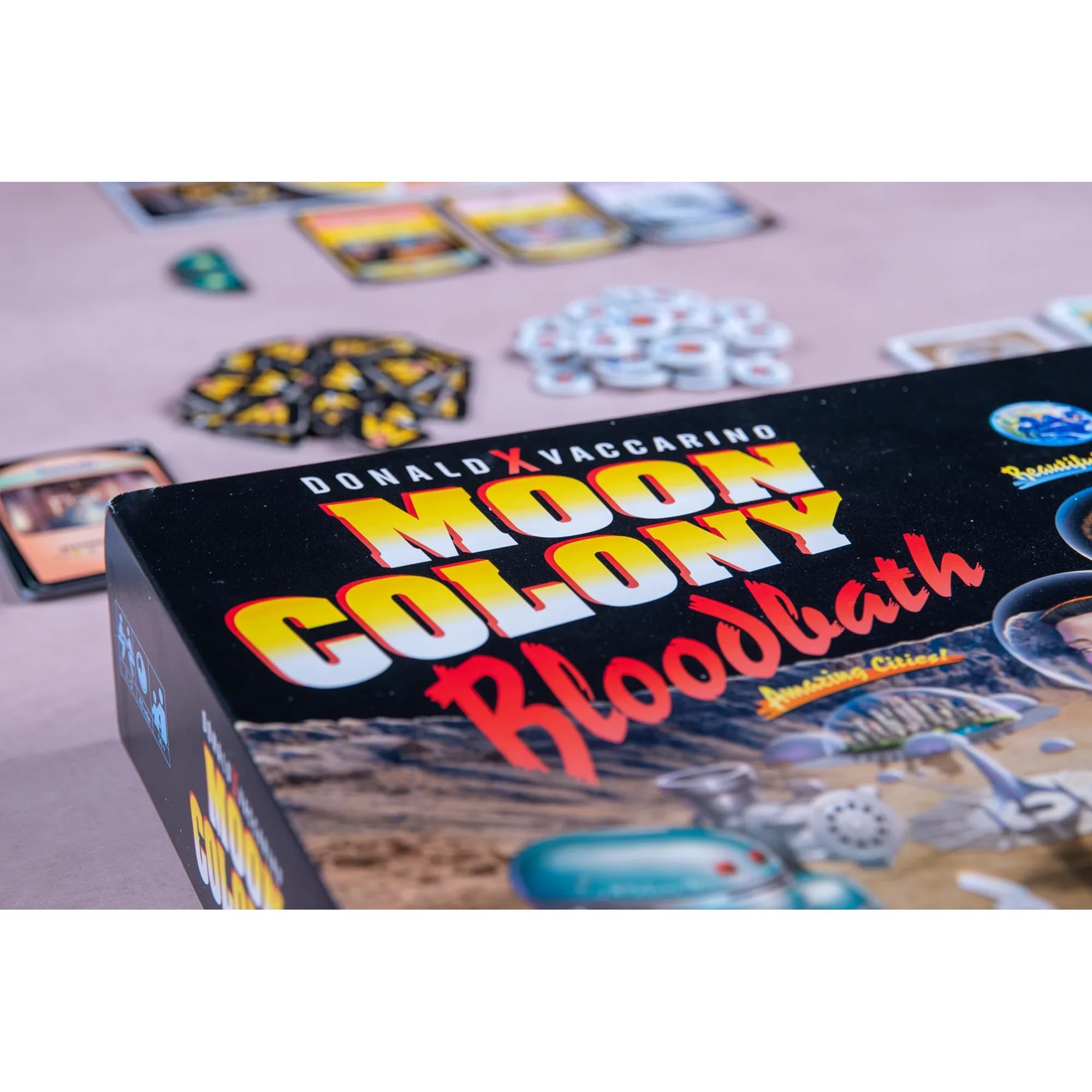 Rio Grande Games: Moon Colony Bloodbath – Strategie-Kartenspiel, Überleben im Weltraum, Motorenbau, Losing Tableau-Spiel, ab 14 Jahren, 1–5 Spieler