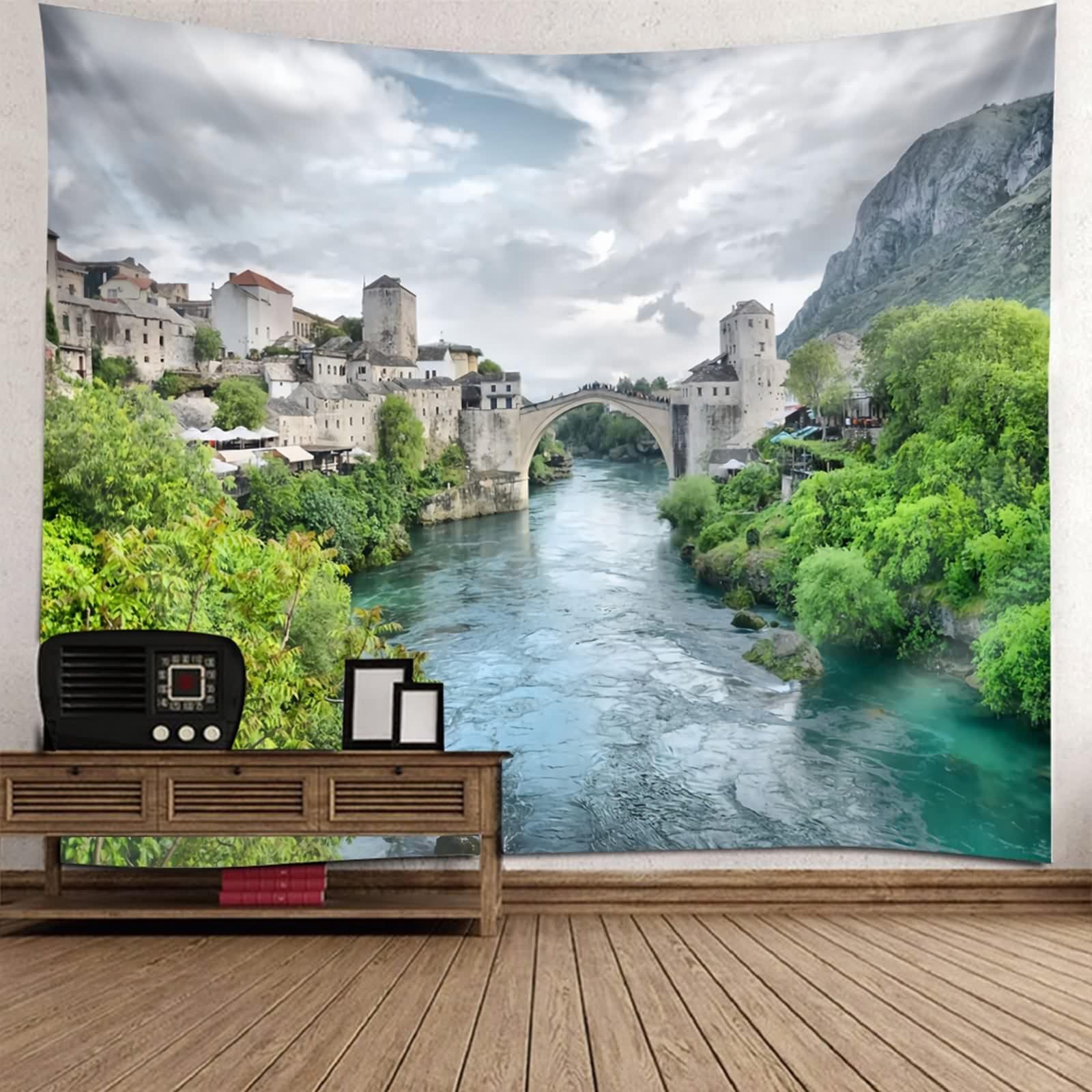Tapisserie de village rivière vert gris pour agrandir visuellement une pièce