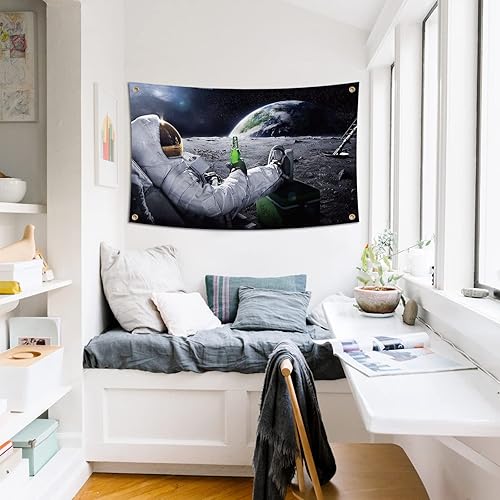 Miniatura 4 de Bandera de astronauta relajante y bebiendo cerveza en la luna en el espacio exterior, tapiz divertido póster duradero de hombre con ojales de latón.