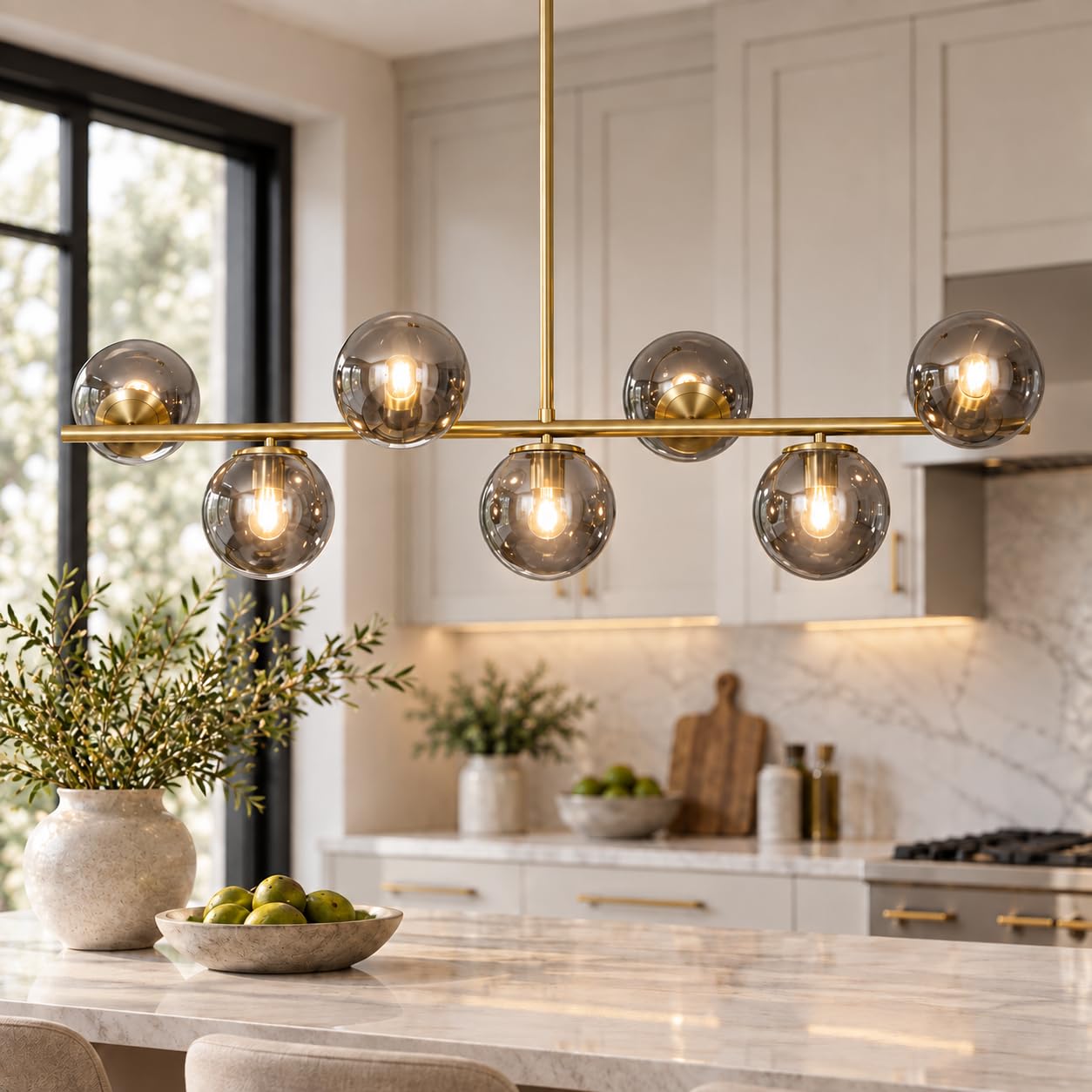 KCO Lighting Mid-Century-Kronleuchter 7 Flammig Gold, Moderne Lineare Pendelleuchte Aus Messing mit 7-Flammigem Kronleuchter aus Rauchglaskugeln für Kücheninsel, Esszimmer