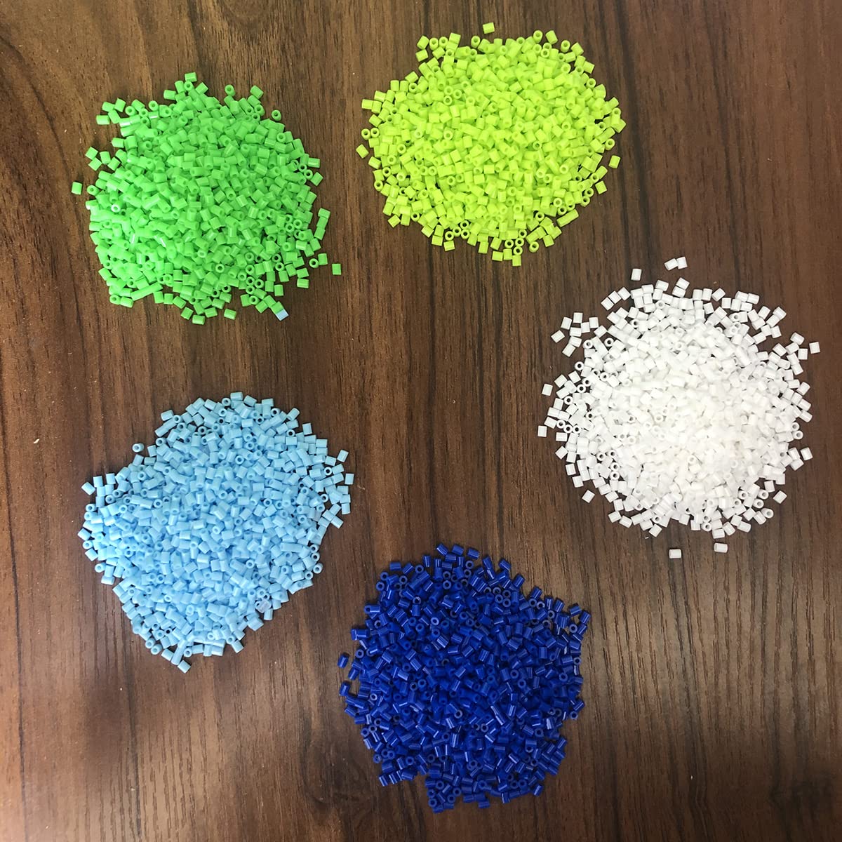 Amazon.co.jp: ヒューズビーズキット 9600個 15色 2.6mm ミニアイロン