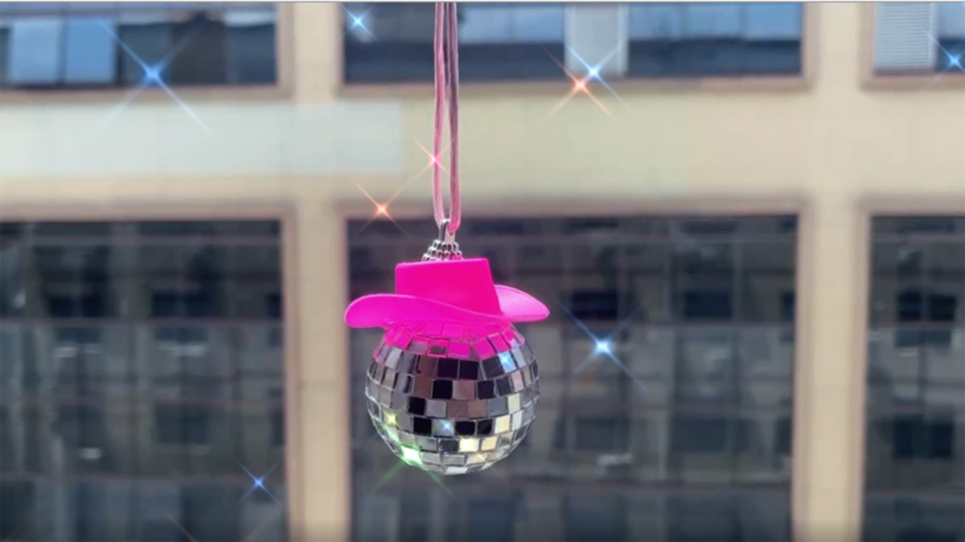 Ciondolo Per Auto A Forma Di Palla Da Discoteca Con Cappello Da Cowboy – Rosa Glitterato, Decorazione Specchietto - 3