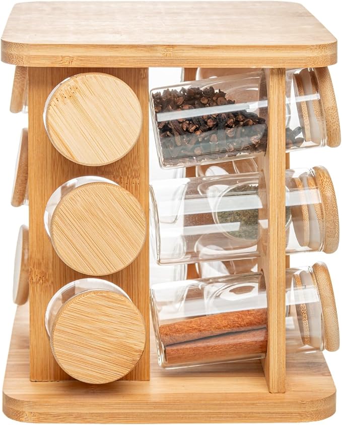 Close no rack giratório de bambu com potes de vidro contendo especiarias variadas como canela e ervas.