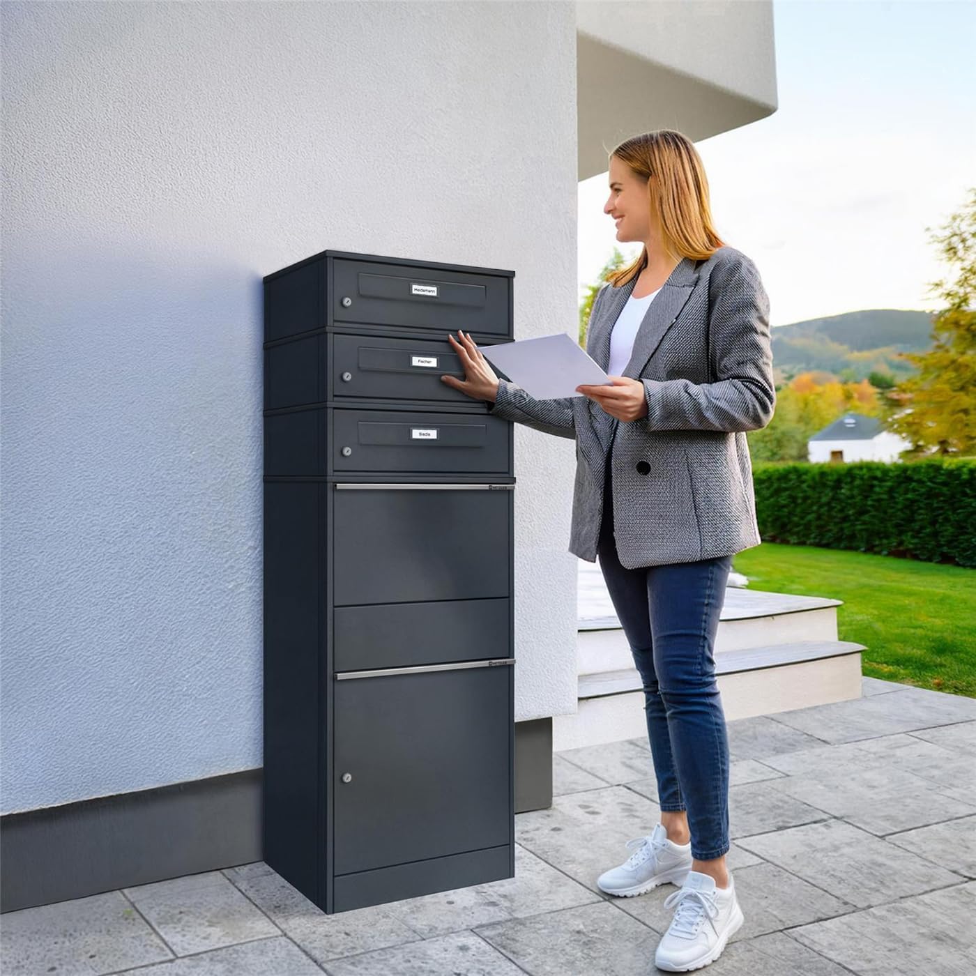 Metzler Paketbox mit 3 Briefkästen – 3er Briefkasten mit Paketfach & austauschbarem Namensschild – Paketbriefkasten draussen XXL – Standbreifkasten - Postbox in RAL7016 Anthrazitgrau - Bispo RE