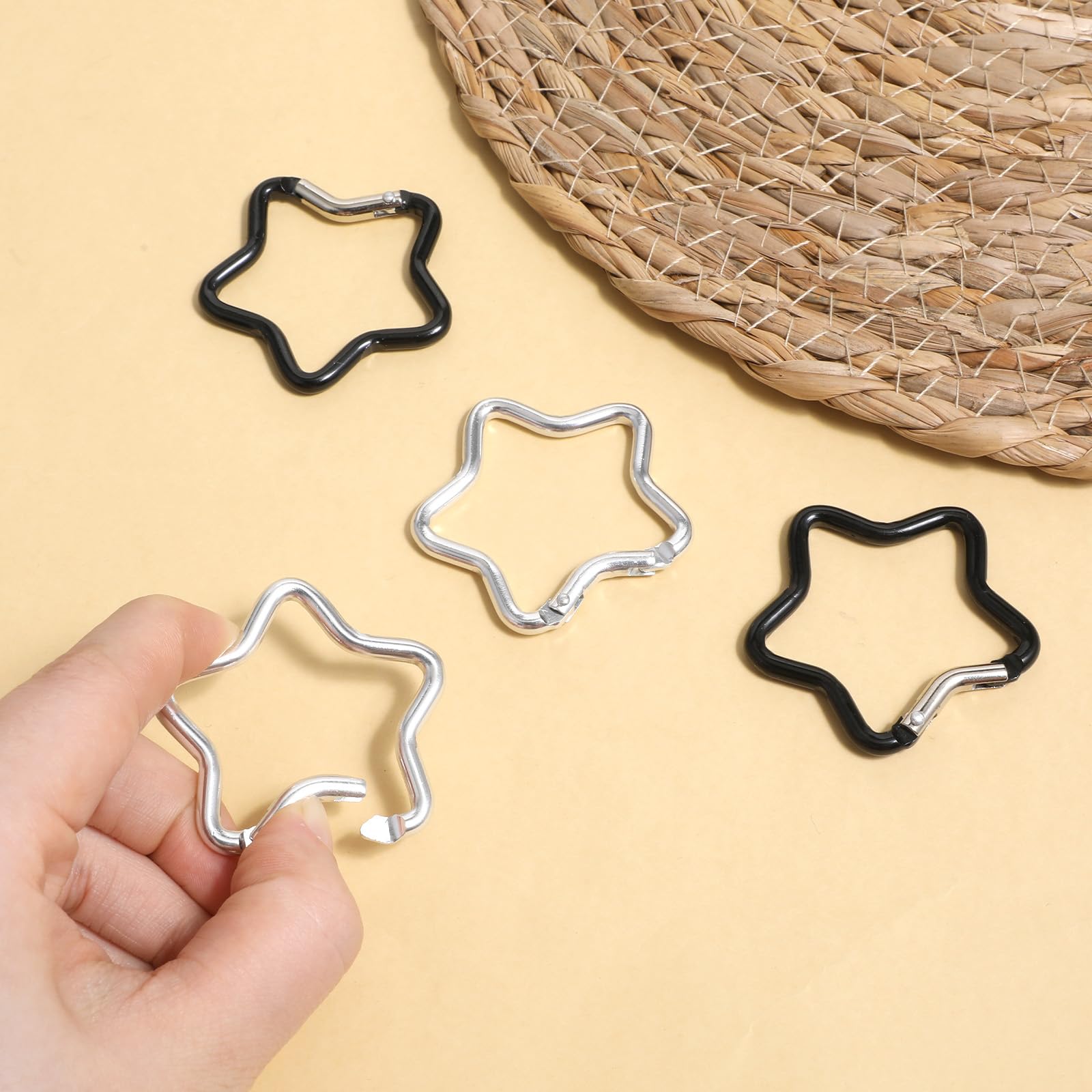 Larrel 4 Stück Schlüsselringe aus Metall in Sternform, Aluminiumlegierung Sternkarabiner Schlüsselanhänger Karabinerhaken für Schlüssel und Geldbörse, Silber Schwarz