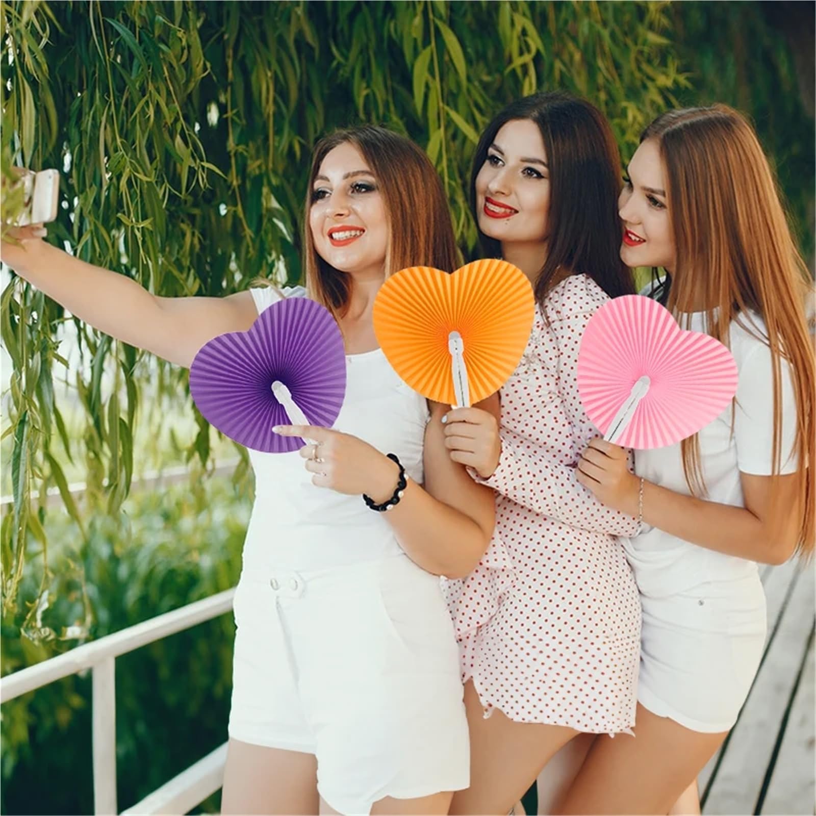 Fächer für Hochzeitsgäste, 100 Stück, weiße Herzform, Faltfächer aus farbigem Papier, Kunststoffgriff, Handfächer für Hochzeit, Geburtstag, Party, Gastgeschenke, Taschenfüller (zufällige Farbauswahl)