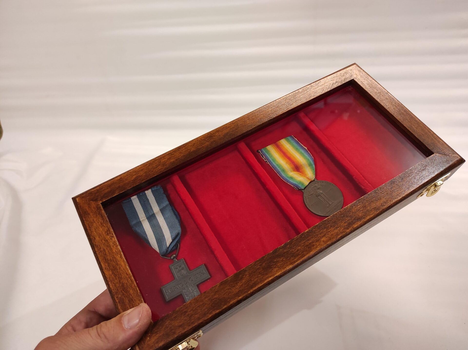 Vetrina Espositore per Medaglie Militari in Legno e Vetro, 4 Scomparti in Velluto per Medaglie con Nastrino, Cofanetto da Collezione Artigianale Made in Italy