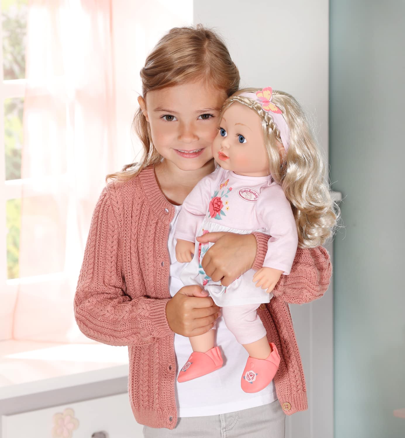 Baby Annabell Sophia – 43 cm miękka lalka z włosami do stylizacji – odpowiednia dla dzieci w wieku od 2 lat, idealna lalka dla małych dzieci i młodszych dzieci – zawiera lalkę, szczotkę do włosów i strój, 706572