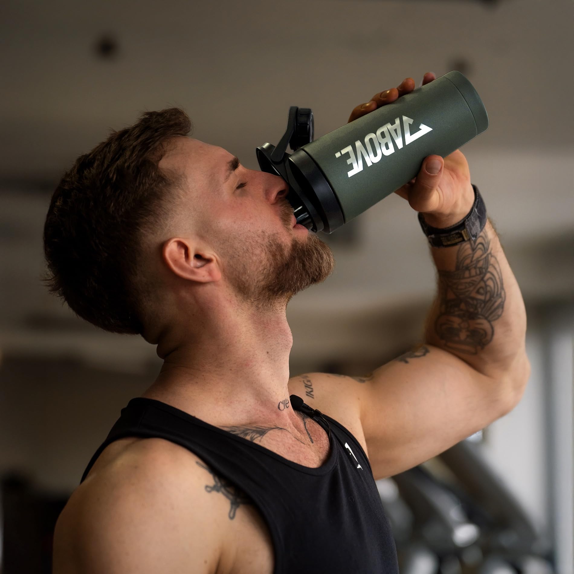 ABOVE. Protein Shaker Edelstahl 750ml – BPA-frei & isolierend: hält Shakes 12H eiskalt – integrierte Skala & 100% auslaufsicherer Deckel – robust & langlebig – spülmaschinengeeignet bis 45°C (Olive)