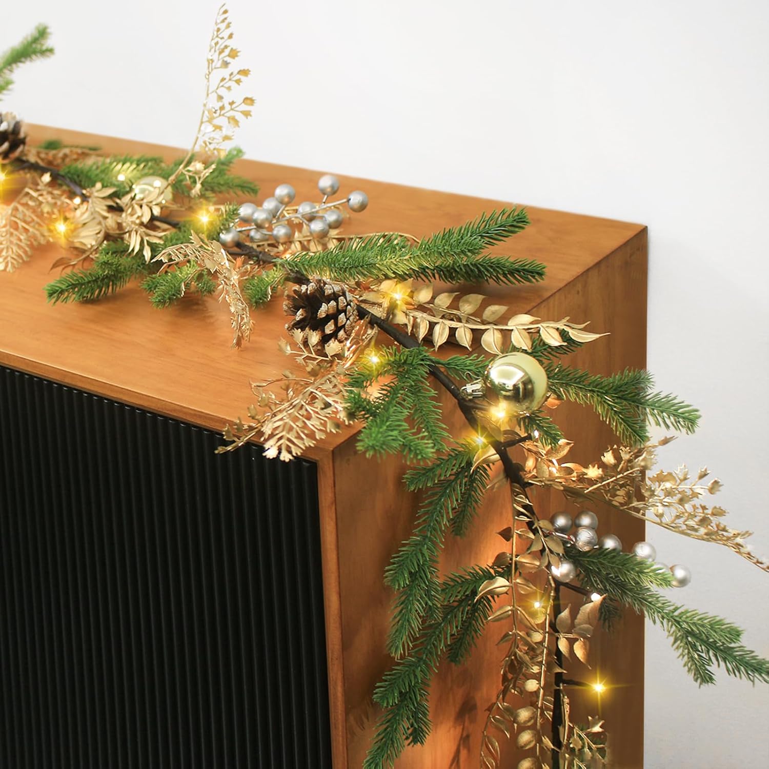 Luditek Christmas Garland with Lights, 5.2ft 40 LEDs Pine Needles Pinecones Christmas Decor String Lights Battery Operated, Christmas Decorations Indoor for Home Fireplace Mantel Door Xmas