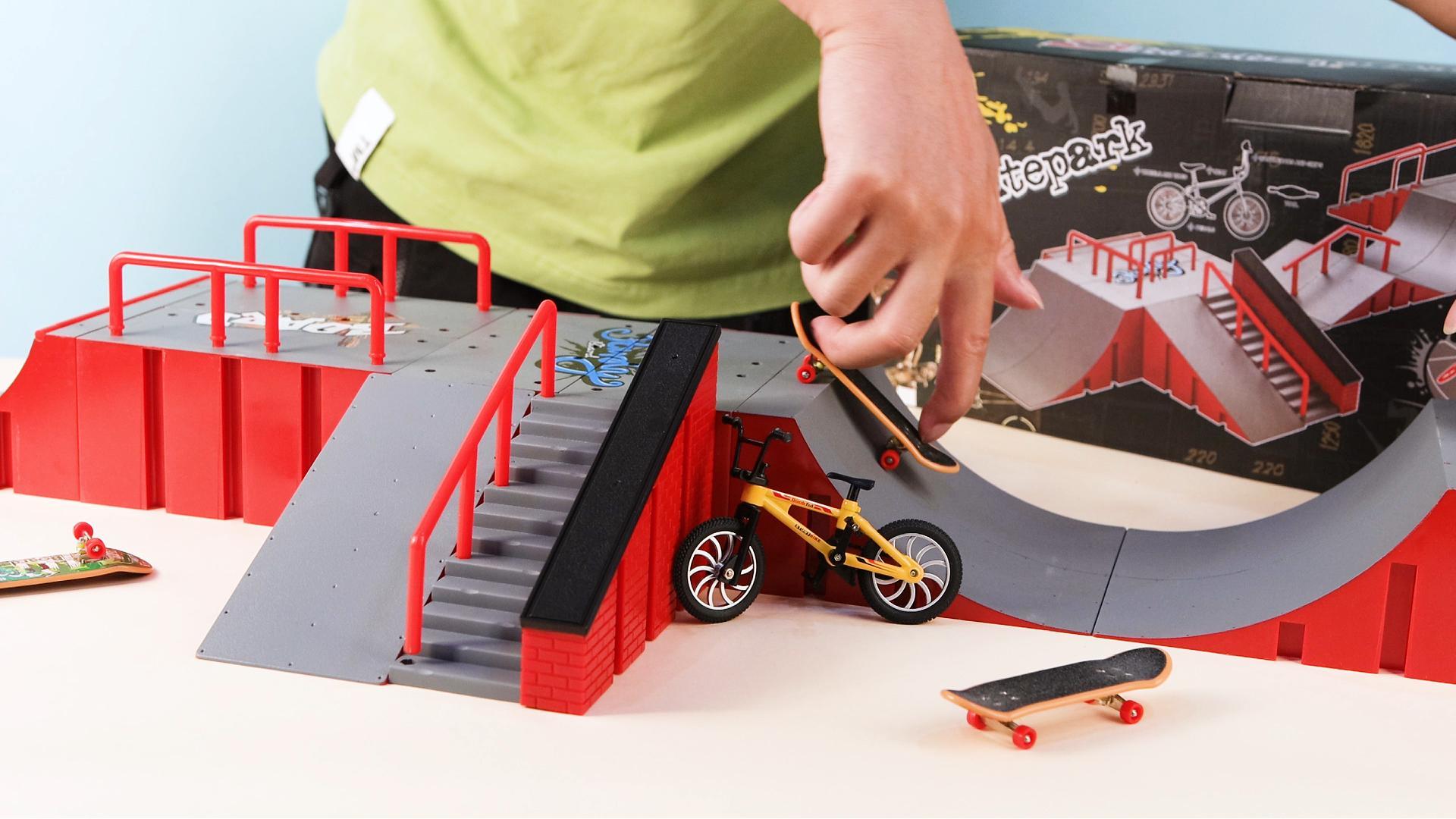 Amazon.com: 14-in-1 Fingerboard Skate Park Toy Set for Kids with 8