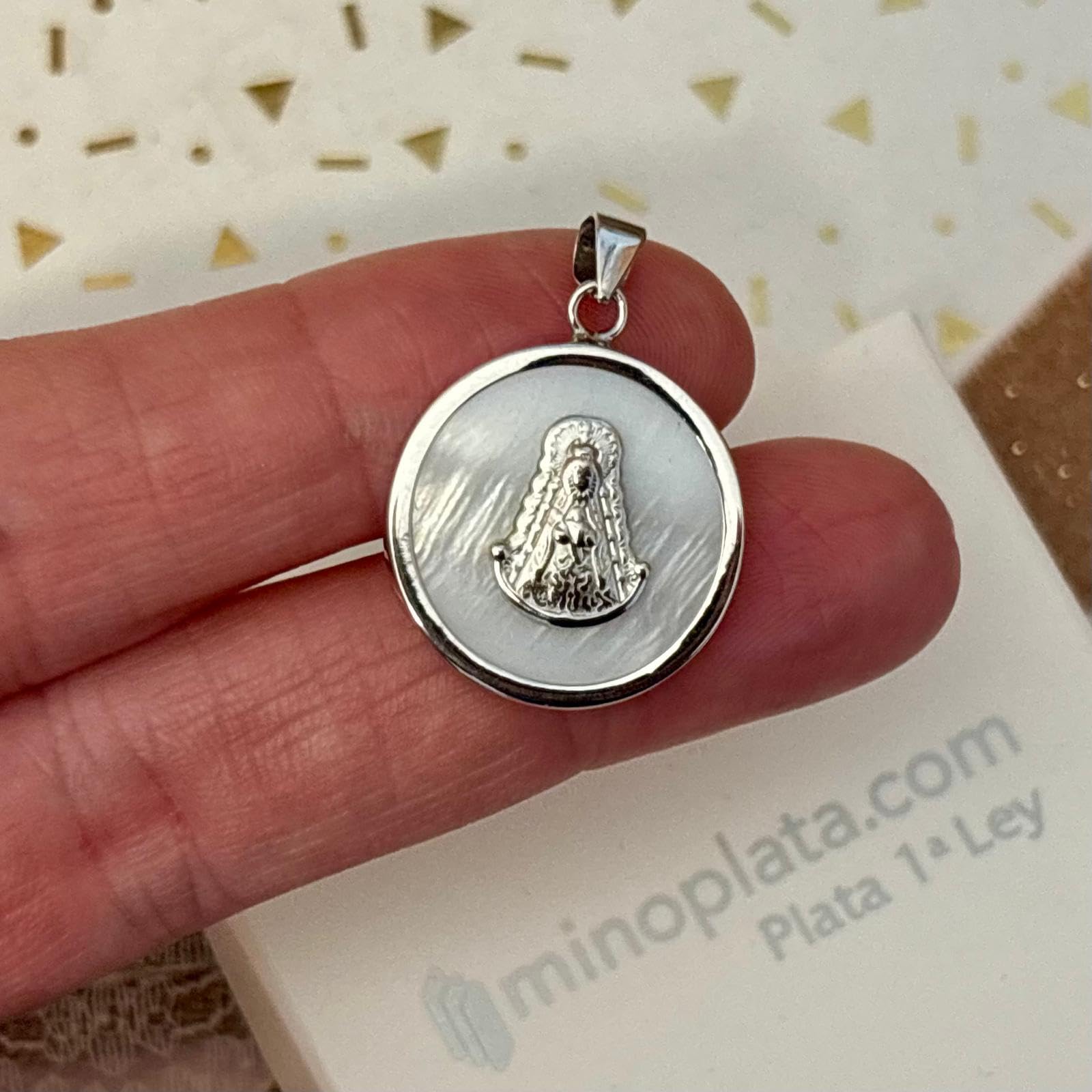 Medalla Virgen del Rocío, Plata de Ley 925 con Nácar Blanco, 20mm, Diseño Redondo, Acabado Rodio, Estilo Religioso, Unisex