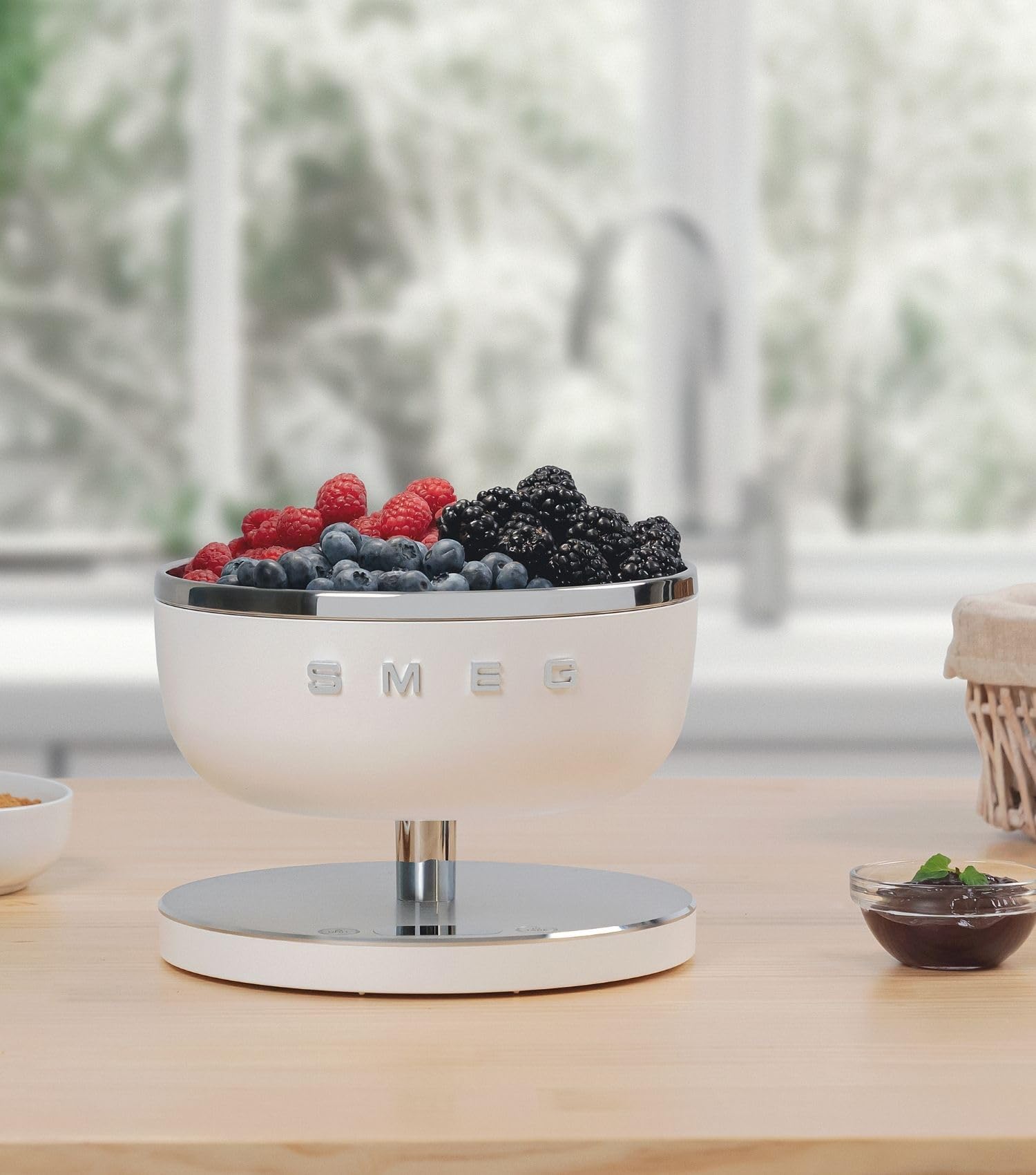 Smeg, Bilancia da Cucina Digitale KSC01BLMWW, Ciotola in Acciao Inox Removibile, Quattro Unità di Misura g/ml e lb.oz/fl.oz, con Funzione Tara, Portata Massima 5kg, Nero