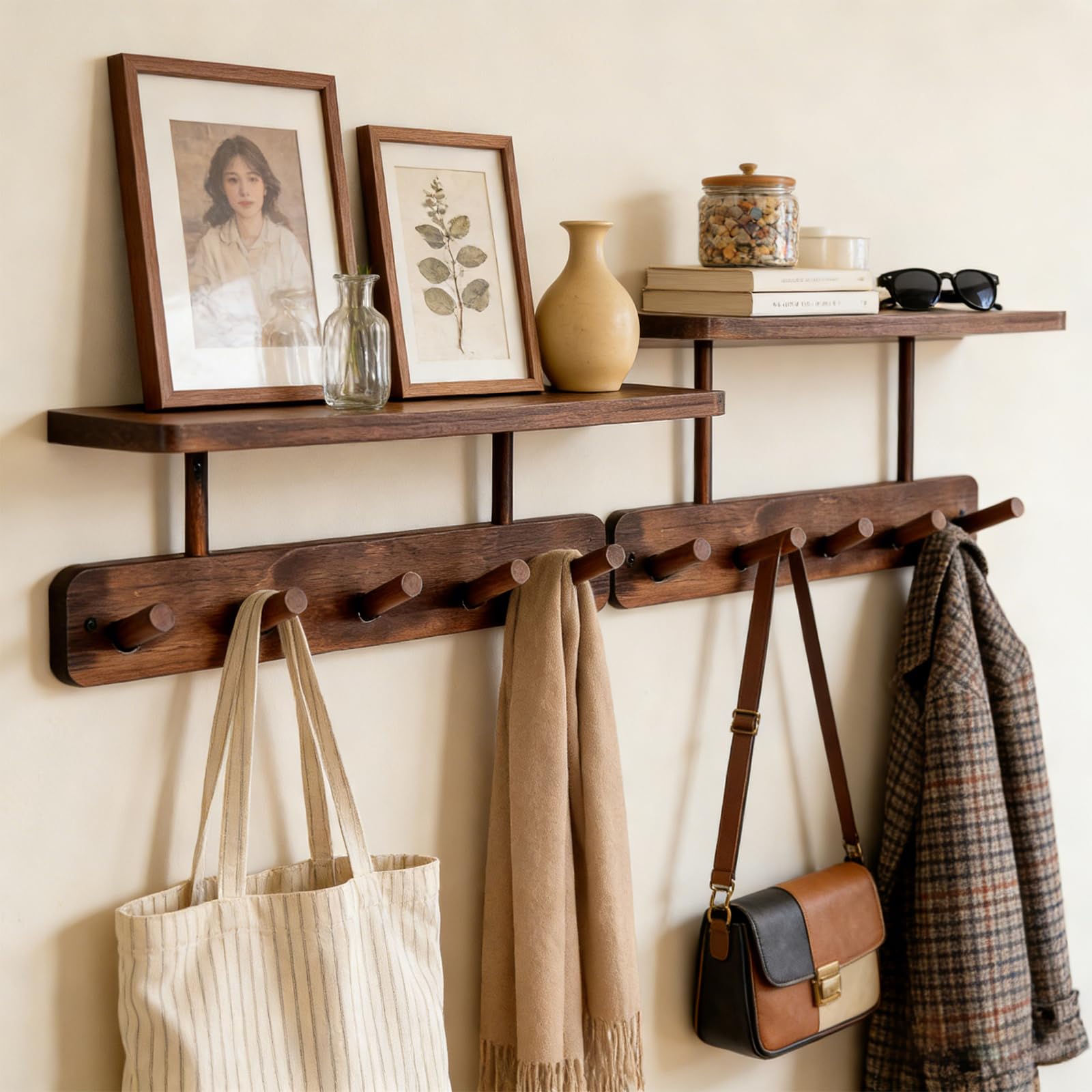 Porte-manteau avec étagère en bois pour organiser vos clés et vestes de chambre