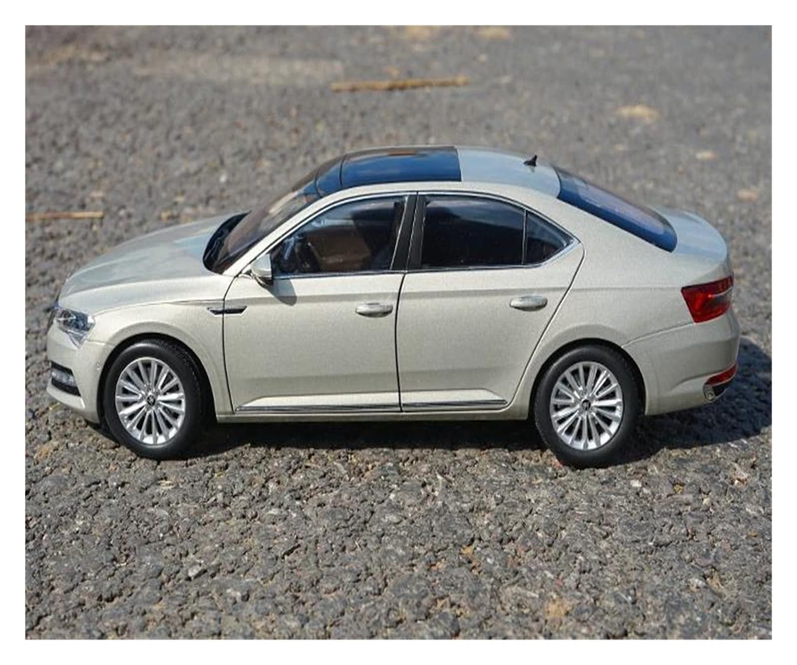 Metallo Scala Replica 1 18 Per SKODA SUPERB Modello Di Auto In Lega Pressofusa Veicoli In Metallo Simulazione Collezione Decorazione Hobby Veicoli Giochi Set