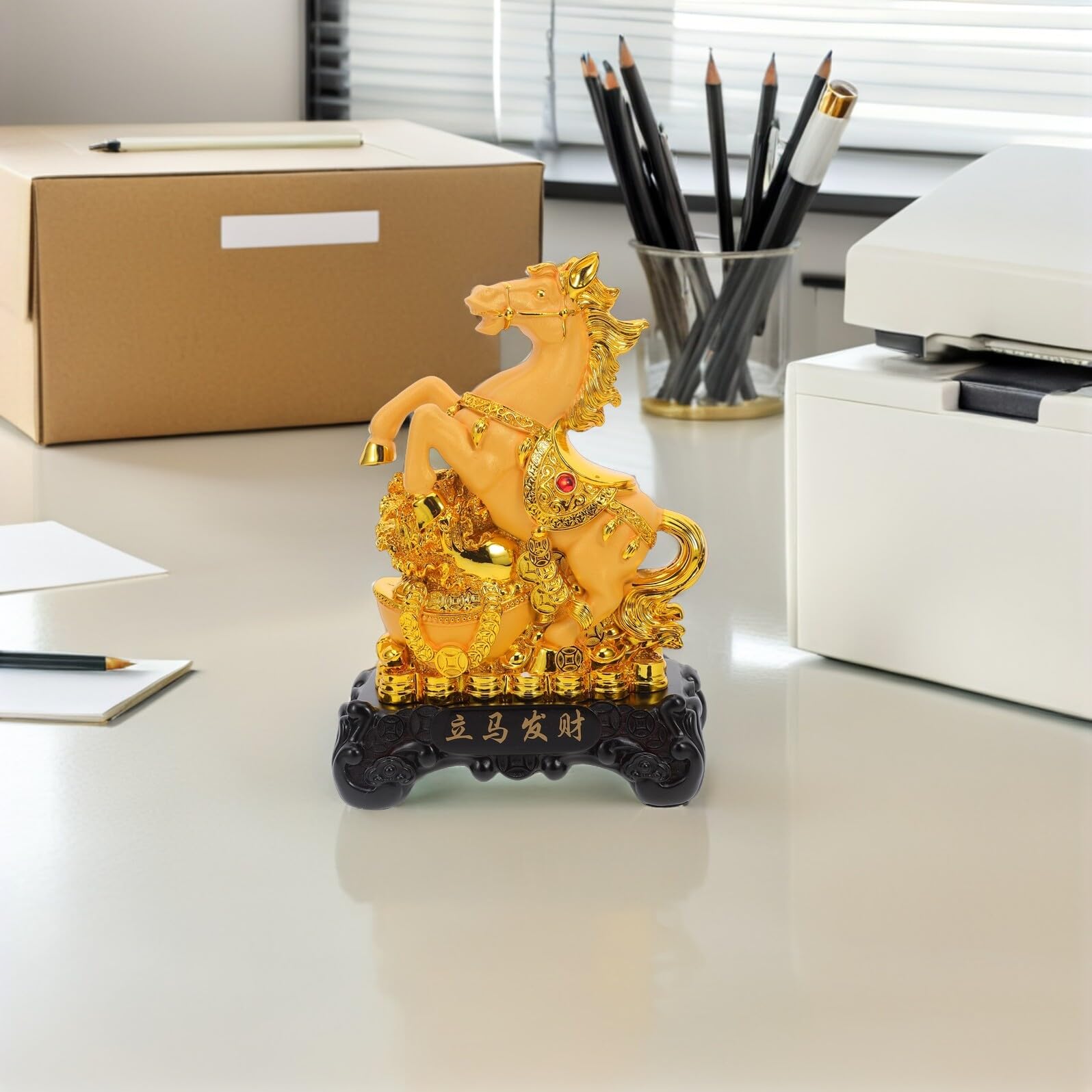 Ręcznie Malowana Figurka Konia z Żywicy Do Dekoracji Domu Kreatywna Ozdoba Feng Shui Rok Konia Statuetka Biurko i Półkę Salonie Gabinecie Symbol Bogactwa i Szczęścia