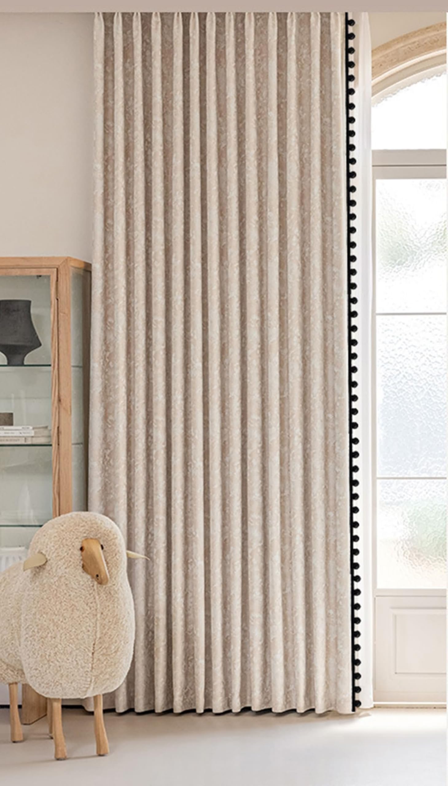 Rideaux Jacquard occultants de prestige en chenille beige clair et bordure pompons noirs