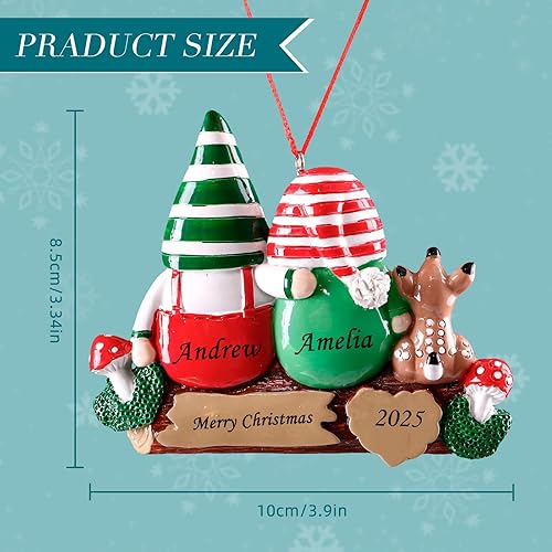Miniatura 2 de iDIY Adornos de Navidad personalizados 2024, adornos de pareja de gnomos con nombres personalizados para árboles de Navidad