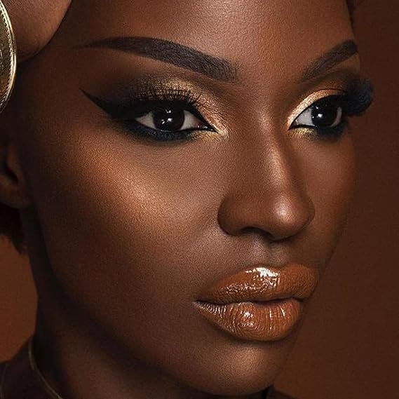 Juvia's Place Highlighter Heroine Glow II - Highlighter Powder, Baked Highlighter, Shimmer Highlighter Makeup, Long-Wearing & Illuminating Cheek Highlighter - Suitable for all skin tones