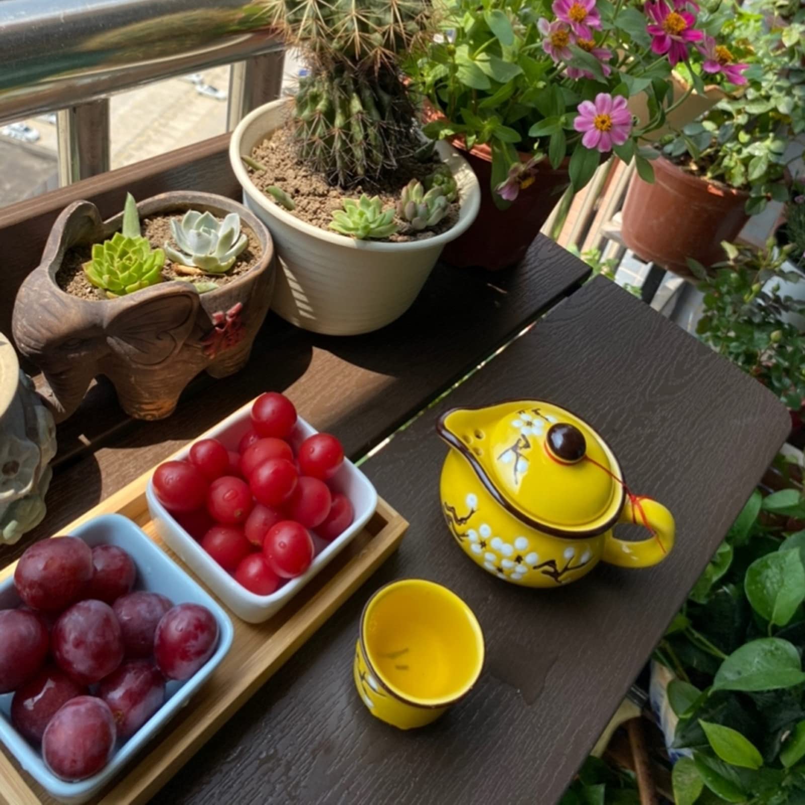 Stolik wiszący, składany drewniany stolik pomocniczy na balkon, regulowany stolik wiszący do baru na zewnątrz, składany wspornik tarasowy, półka ogrodowa na taras, brązowy (wymiary: 80 x 37